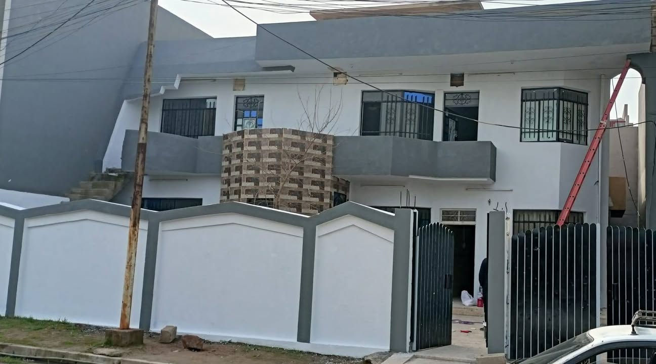 بيت300متر الايجار حي الصحه سايدين بانزخانه الحصود 
طابقين كل طابق4غرف ومطبخ وصحيات.ودرج خارجي وداخلي للطابقالثاني
امام الدار حديقة 400 متر للمنزل.
الاجار500 الاتصال على الرقم ***********
