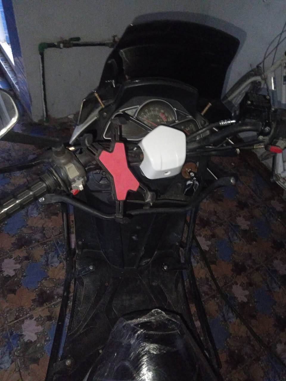 سلام عليكم دراجه ناريه للبيع اسم الدراجه سترونك 2023 الدراجة خير من الله تشتغل هندر و سلف و بيها بصمه تشغيل عن بعد الدراجه ما مفتوحه سعر الدراجة 600 الف  و بيها مجال المكان ديالى بعقوبه ام الكرفس للأستفسار على الرقم ***********
