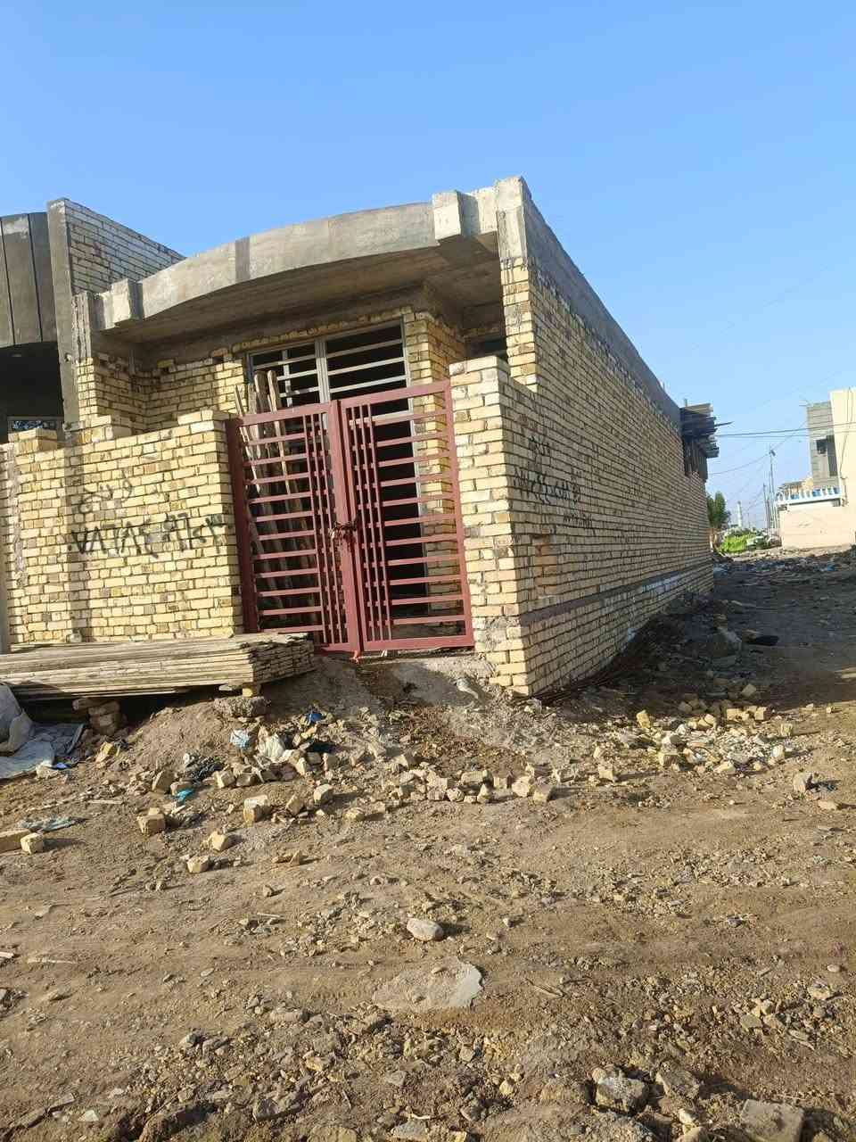 يالله
هيكل ١٠٠م السفحه مكان شارع احمد الوائلي يبعد.عن البيوت الوجه 150متره قريب عليهم قريب عل الفرن متكون من غرفه ومطبخ وستقبال وحمام سعر ٤٥ وبي مجال قليل مجاري كامله ارضيه  صب  صب مخده وسكف
استفسار علق ادزلك رقم راعيه وتدلل


**إذا كنت صاحب هذا الإعلان وتريد حذفه لأي سبب، رجاءا أرسل رسالة إلى الدعم الفني**