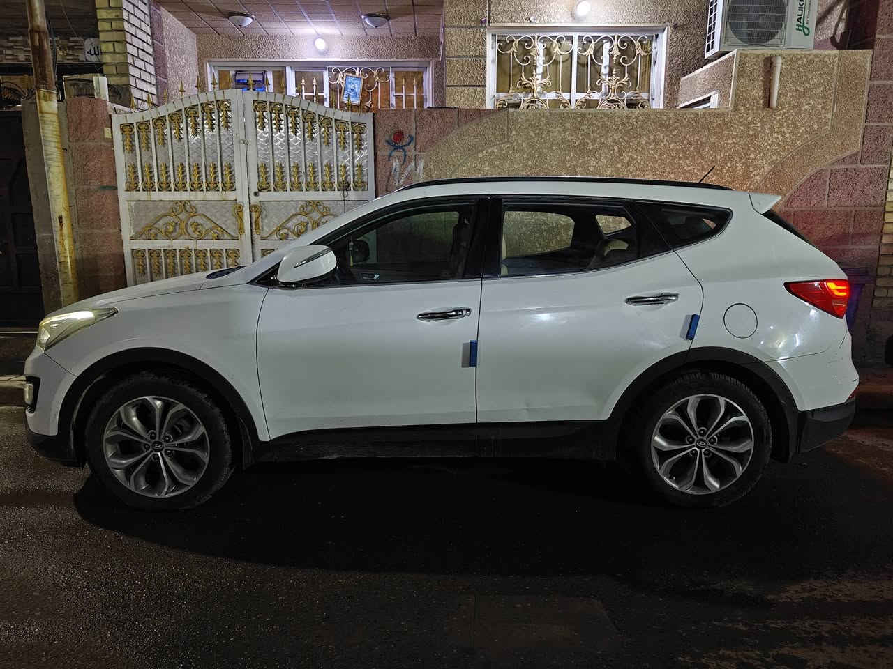 السلام عليكم 
سنتافي خليجي 6 سلندر سبعة راكب مع السونار 
2013 بدون حادث 
تخم تاير جديد صار اسبوع من شديته
فووول مواصفات  
بانوراما 
تحكم ستيرن
دفع رباعي 
كشن كهربائي 
سيارة خير من الله 
المكان بغداد 
رقم انكليزي 
السعر 180 وبيه مجال للطيبين 
***********
