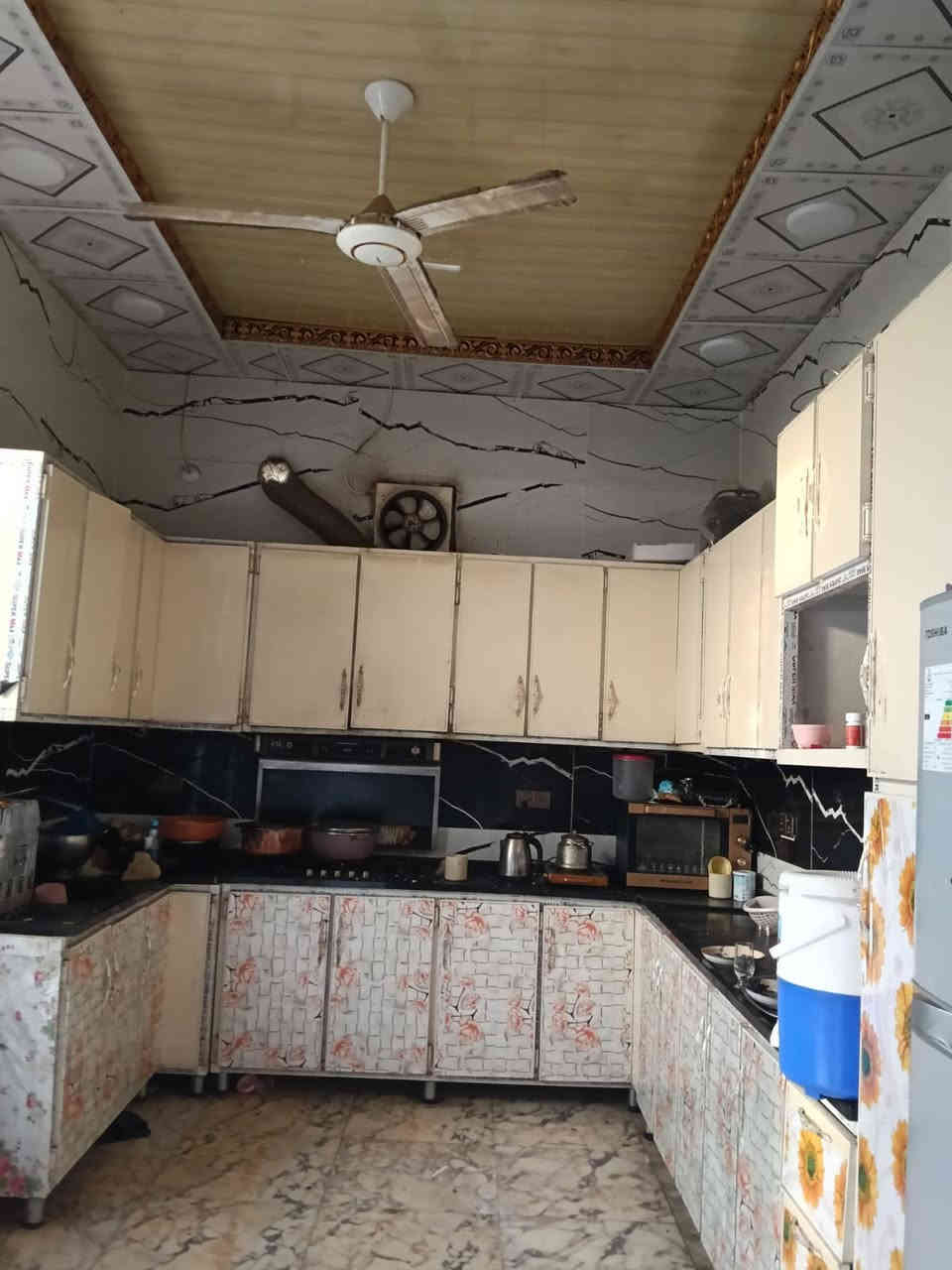 بيت للبيع مساحه 100 ركن ثلاث طوابق 6 غرف نوم صالتين استقبال 4 صحيات بناء طابوق كونكريت درجه اولى سنه 2023 السعر 115 +مطلوب اسكان 67 تسديد كل شهر 320 الف للمصرف يتحول عالمشتري العنوان حي اريدو قرب مدرسه صانع النصر للأستفسار *********** مكتب البدري للعقار
