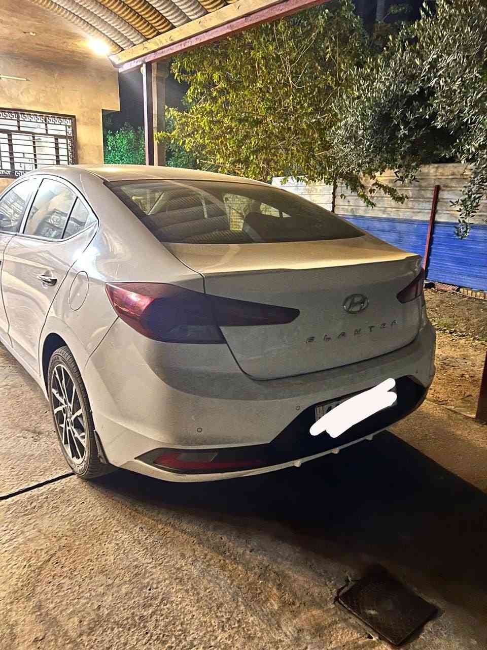 السلام عليكم النترا للبيع 
رقم بغداد موديل 20 
داخل نظيف 
السعر 160 وبيها مجال 
الاتصال ***********
