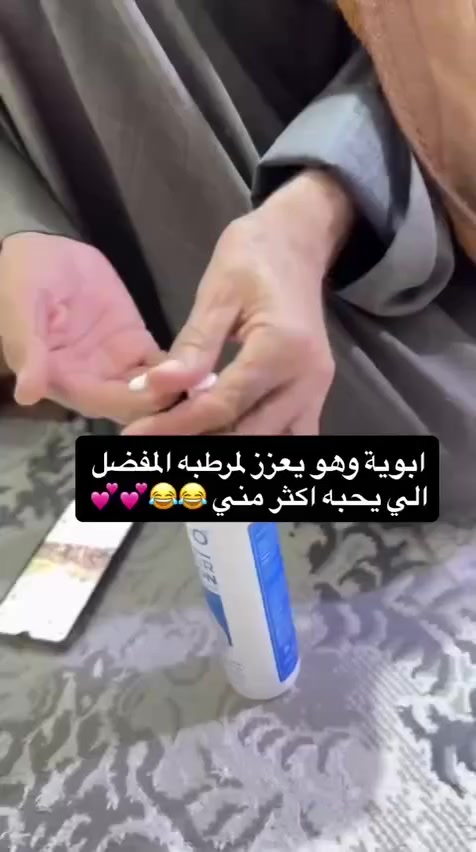 كوزمو لوشن معالج للجسم باليوريا 10% (Cosmo Repair Lotion with 10% Urea) هو مرطب علاجي مخصص للبشرة الجافة جدًا والخشنة، ويُستخدم لتوفير ترطيب عميق وتجديد خلايا الجلد
🌿 الخصائص والمكونات الرئيسية:
 • يوريا 10%: مكون فعّال يُستخدم لترطيب البشرة بعمق، حيث يعمل على جذب الماء إلى الطبقات العليا من الجلد، مما يساعد في تقليل الجفاف والتشققات.
 • تركيبة سريعة الامتصاص: تمتص البشرة اللوشن بسرعة دون ترك بقايا دهنية، مما يجعله مناسبًا للاستخدام اليومي. 
 • تحسين مرونة البشرة: يساعد الاستخدام المنتظم على تحسين مرونة البشرة ومنع الجفاف المستقبلي

✅ الفوائد:
 • ترطيب فوري وعميق للبشرة الجافة والخشنة. 
 • تحسين ملمس البشرة وجعلها أكثر نعومة وراحة.
 • مناسب للاستخدام اليومي ولجميع أنواع البشرة، بما في ذلك البشرة الحساسة
المنشأ دبي الأصلي ✅


**إذا كنت صاحب هذا الإعلان وتريد حذفه لأي سبب، رجاءا أرسل رسالة إلى الدعم الفني**