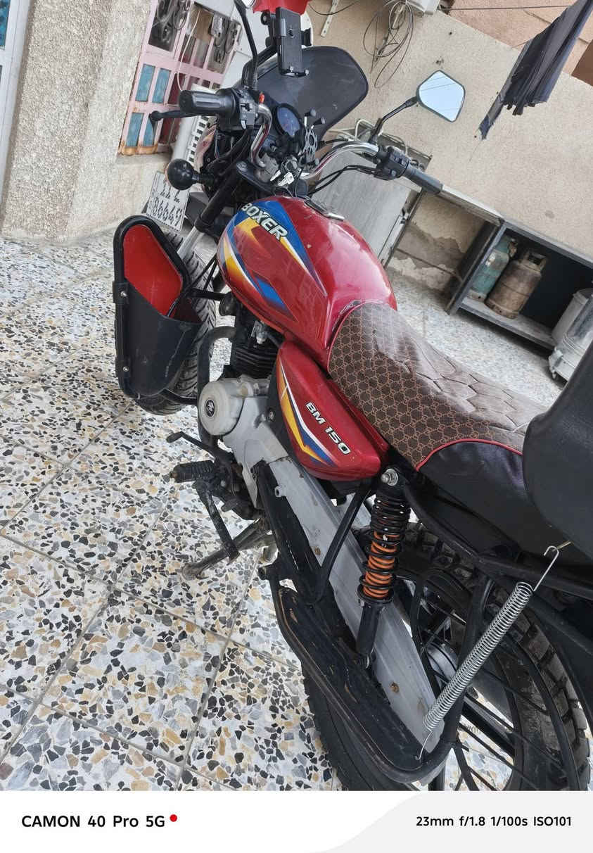 السلام عليكم بوكسر للبيع 
موديل 20 طالعه ب21
رقم بغداد انگليزي بأسمي مكاني بغداد
عليها ادامه قبل أسبوع 
كابريتر زنجيل ويل خلفي تأير خلفي
مجمع الدگم كهربائيات كله جديد 
مكينه خير من الله ترايك وين متريد
السعر 1700 وبي مجال بسيط
تواصل واتساب ***********
