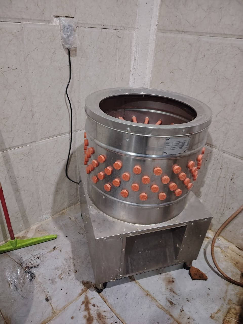 السلام عليكم شويه لبيع ٦ اشياش وهلاسه دجاج مستخدمه اسبوع السعر اثنينهن ب ٥٥٠ التواصل ***********   ***********
