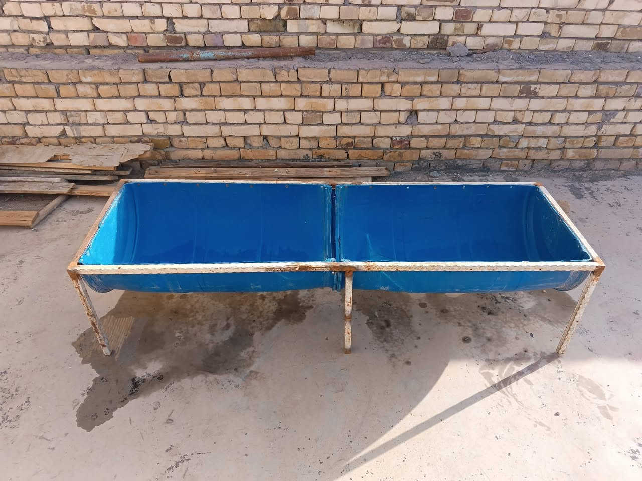 سلام عليكم معلف للبيع المكان حي جمعيات قرب مركز صحي ***********
