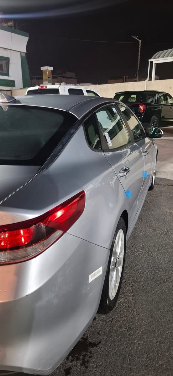 سلام عليكم أوبتيما موديل 2017 وارد أمريكي ضربته جاملغ ايسر خلفي ما واصل للحوض وباب خلفي  مبدل وضربه بل مقدمة جداً بسيطه ايرباكات ما ضاربه رقم ذي قار دولي  بأسمي سنويه لل 2028  كير ومحرك مكفول جديد توني شاده  سياره جديده وحلوه وما نقصه شي  سعر 125 وبيه مجال بصيط مكاني بصره  ***********
