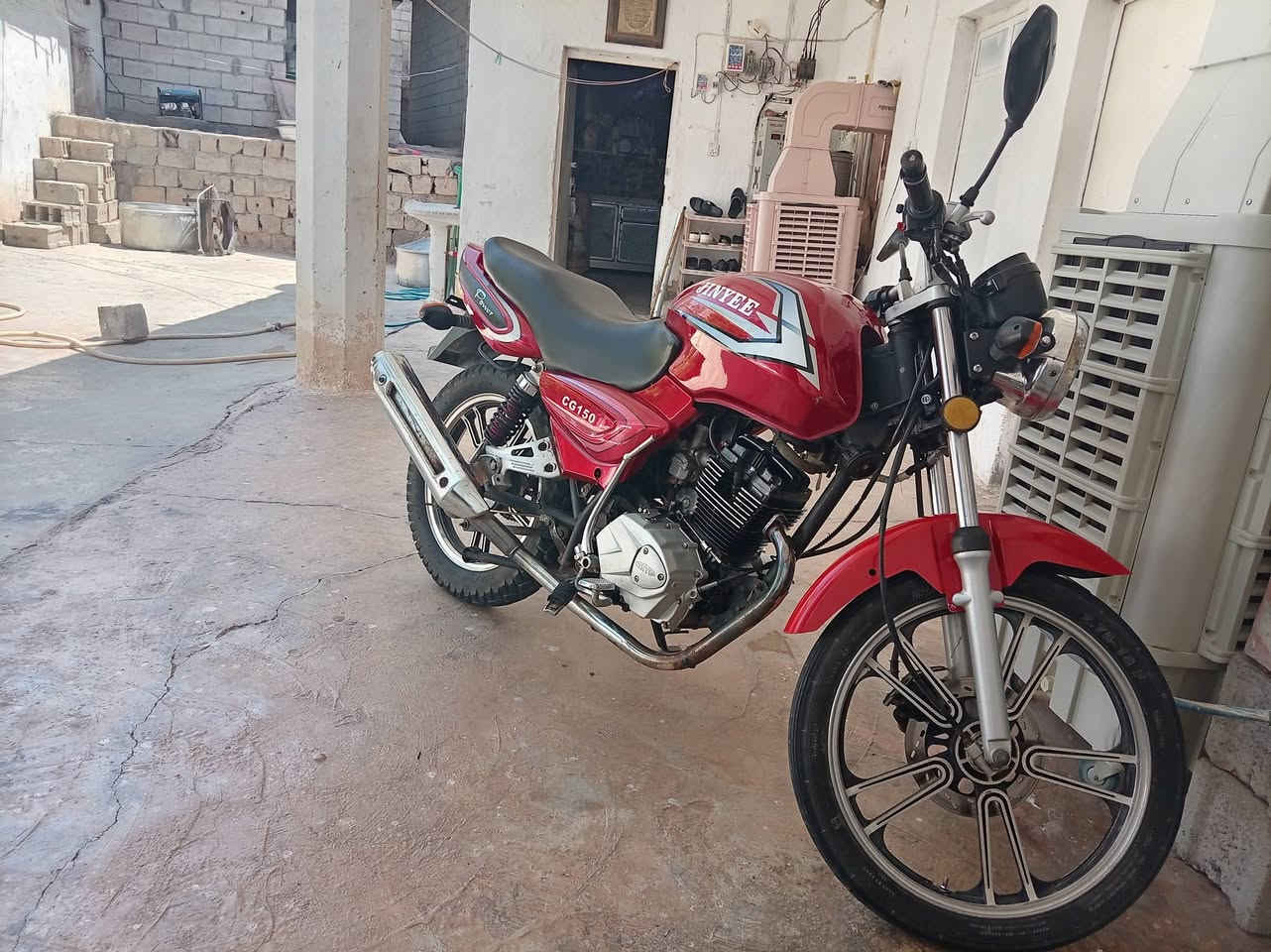 السلام عليكم دراجه بانده البيع كامله مكمله دراجه نضيفه كلش 
موديل ٢٠١٨ 
السعر ٤٠٠ وبيهه مجال قليل 
المكان ديالى الخالص سراحق
***********
أو مراوس ب جني نضيف أو سيفان نضيف
