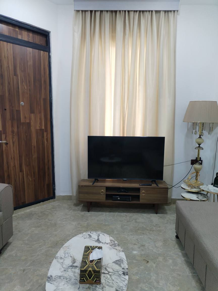 بيت للبيع دوره حي دجله شارع ٢٢ ٨٠ متر ٥ في ١٦ ٣ طوابق ٤ غرف نوم مدخلين حمام ٢ مخزن ١ صاله وخطار البيت مرمر ومؤثث كامل السعر ١٦٠ مليون
*********** بغداد, العراق
