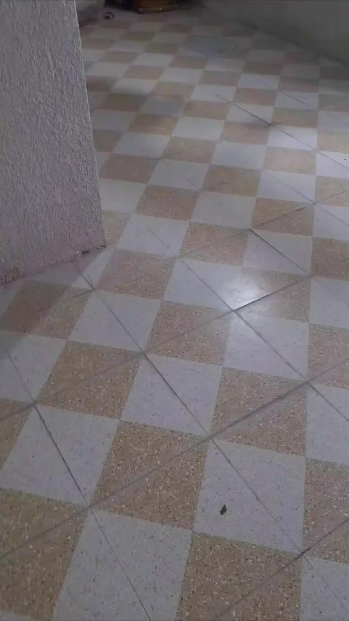 اعاده نشر بسبب الوعود الكاذبة بيت ركن للبيع يتكون من غرفتين وصاله ومطبخ وستقبال وصحيات ومنور داخلي كله شغل درجه اولى بالتجاوز. حي الحسين يم المدارس عتبليط.   هاذ رقمي ***********
