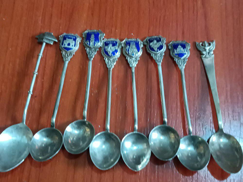 موجود 215 غرام فضه الكل مختومين معالق تذكارية انتيك عمر بعضن 100 سنه 

 و69,5 غرام عيار950/925 

مطلوب 2دولار بلغرام بقلب بعض منهي من الاخر

يمكن البيع القطعه بس طبعا اغلى 

تواجد سوريا ومتوفر شحن 

#متابعين #اشارة


**إذا كنت صاحب هذا الإعلان وتريد حذفه لأي سبب، رجاءا أرسل رسالة إلى الدعم الفني**