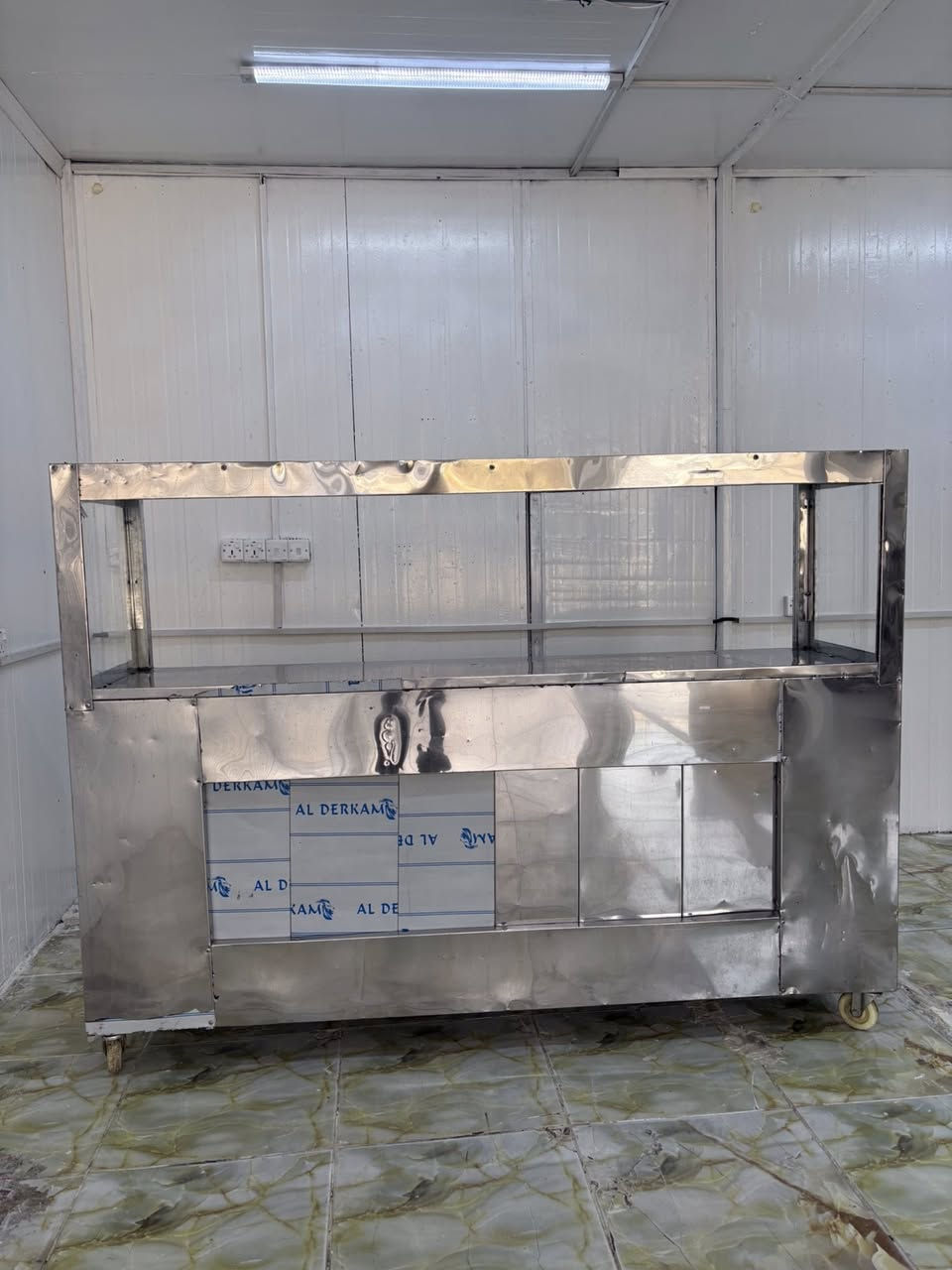 السلام عليكم ميز سل ستيل اخو الجديد استخدام قليل ونضيف
السعر400وبي مجال 
للتواصل...  ***********
