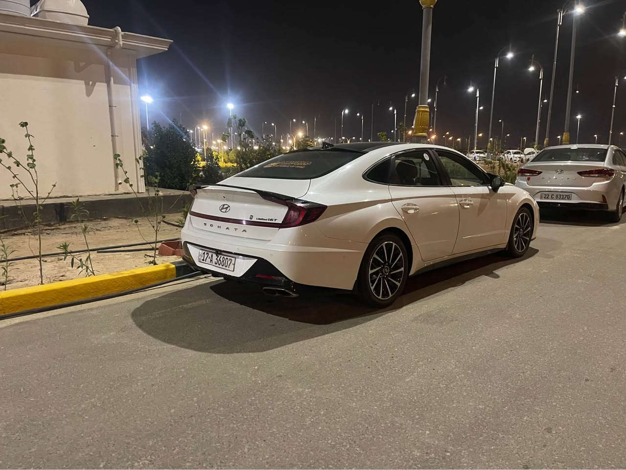 سوناتا  لمتدد 2021 
الفئة الوحيدة اللي تجي بيها 
١- داتا شو بالزجاج الامامي 
٢- كاميرات محيطية ( 4 كاميرات )
٣- تحريك بالبصمة للامام و الخلف 
٤- الكشنات الامامية تبريد + تدفئة
٥- الكشنات الامامية اثنينهم كهرباء 
+ كشن السائق وضعيتين خزن ميموري 
٦-  ( 6 حساسات امامية )

مواصفات السيارة الباقية ………….. 
محرك 1600 توربو … طيارة و اقتصادي جداً 
سقف بانوارما قطعتين
قطعتين تبريد … امامي + خلفي
سستم سماعات Bose متكون من 12 سماعة
مع مضخم صوت خارجي 
الزجاج الامامي و الخلفي اوتو
رادار امامي و خلفي و جانبي 
حساسات امامية و خلفية
نقاط عمياء عند تغيير المسار 
حساسات بالابواب للتنبيه عند فتح الباب و سيارة قادمة من الخلف 
شاشة كبيرة ( تختلف عن باقي الفئات ) 
تدعم الكار بلي و الاندرويد اوتو
قيادة ذاتية 
شاشة رقمية للعدادات و الكيجات متغيرة عند تغيير نظام القيادة
4 وضعيات للقيادة 
‏Normal-costum-sport-sport plus
انارة داخلية متغيرة 7 الوان بالدشبورد و الابواب 
نظام المحافظة على المسار 
كروس ( تحكم بالسرعة )
شاحن وايرلس لاسلكي 
منافذ للشحن امامية و خلفية
تبريد بيانو 
قطعتين تبريد امامي و خلفي
تبريد منفصل للراكب و السائق
دخول ذكي و انارة ترحيب 
قفل ذاتي عند الابتعاد 
فتح الصندوق الخلفي عند الاقتراب 
اشارات بالمرايا الجانبية 
تشغيل عن بعد 
انارة led امامية
بگ لايت خلفي led 
تدفئة ستيرن
نظام Auto Hold
يعني بالازدحام تضغط البريك ضغطة وحدة و تشيل رجلك تبقى السيارة لازمة بريك لحد ما تضغط عالبنزين يلة تمشي 
نظام تنبيه اذا تحرك السير وانت بقيت واكف تنبهك
الماسحات الامامية اوتو بالمطر
ويل كب بلادي حجم 18 
تخم اطارات بيرلي بلادي مال سيارة
هاند بريك بصمة كهربائي
نظام ترحيب صوتي

سيارة حلوه و كل شي على وضع الشركة كير محرك كهربائيات راديترات منظومة التبريد و غاز كله جديد
تبريدها بشرط ( ثلاجة ) باقصى درجة حرارة، 
حادثها مدكر امامي وبنيد للبيع او مراوس حسب القناعه
السيارة رقم مثنى معوقين والمعوق شاب تخلص ب2028
السعر 153 وبيها مجال 
الرقم *********** البصرة, العراق
