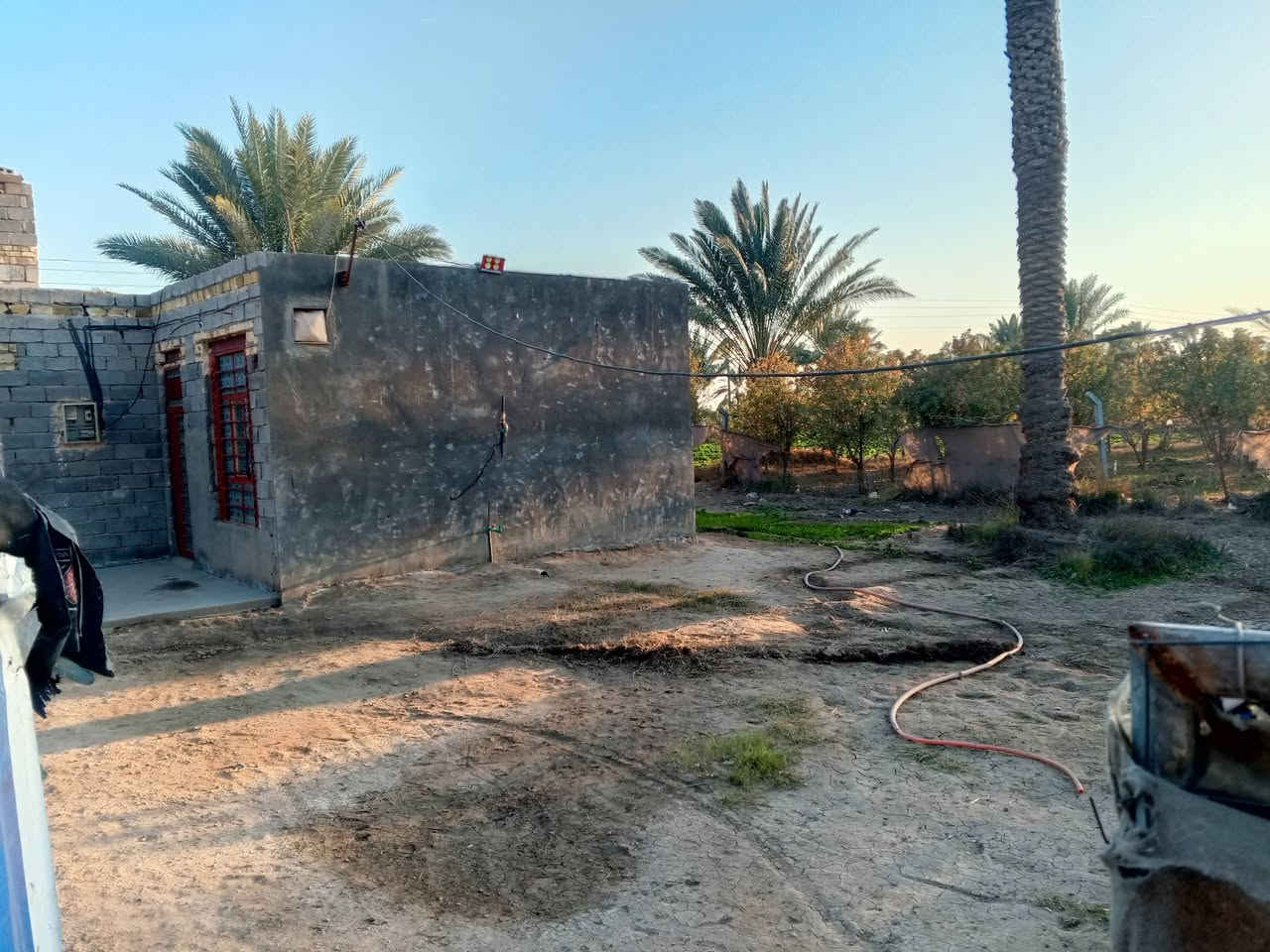 السلام عليكم قطعه ارض للبيع الموقع خلف معمل الببسي بل العلاك  سند 25 طابو زراعي  مداور ثاني يوم مساحه القطعه 750متر وبيها بيت تريد البيت مساحه 400 او مساحه فارغه 350  بكيفك موقع القطعه على شارع رئيسي ٧ امتار سعر مناسب  موقع كلش حلو الاستفسار ***********
