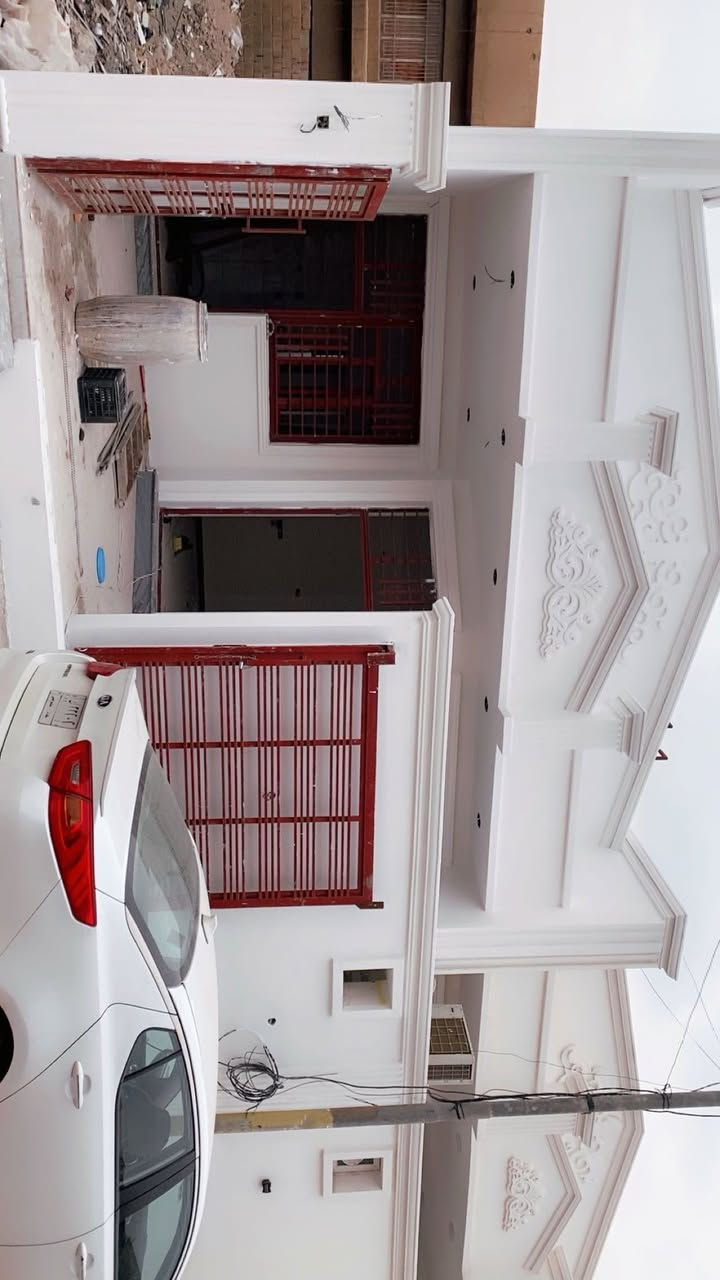 السلام عليكم يوجد صباغ متفرغ للعمل شغلي صبغ طلس مانع رطوبة ورق جدران بديل الخشب قطعي
***********
