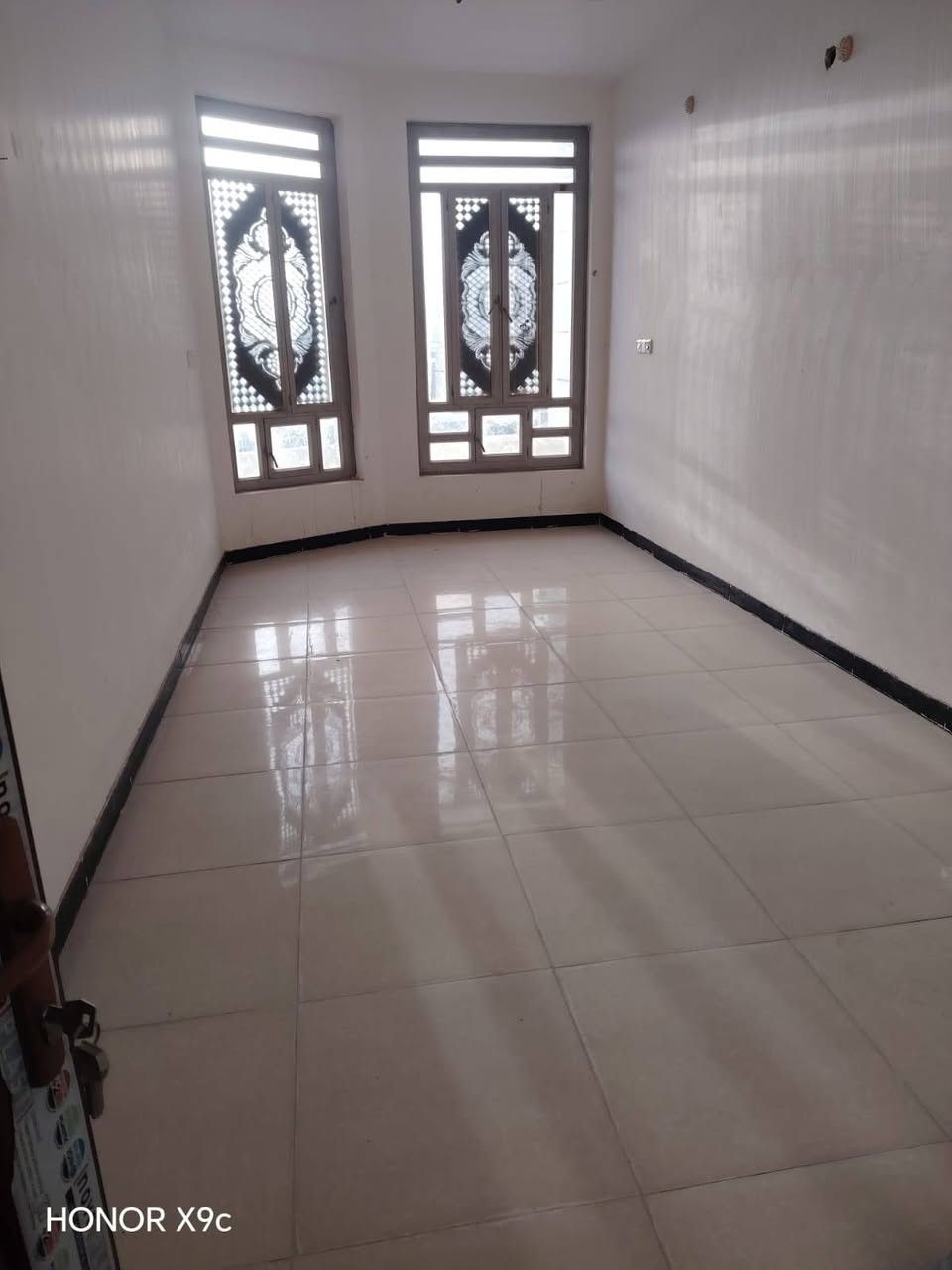 مشتمل طابقين بناء طابوق حديث ضلع منفصل وسقف منفصل للبيع المساحة ١٥٠ م الوجه ٦ ونزال المكان فلوجة حي الأمين منطقة ال ١٩ قريب على شارع أربعين السعر المطلوب بي ١٠٥ مليون وبي مجال للاستفسار الاتصال على الارقام التالية
*********** واتساب
***********

محتويات الدار
الطابق الأول
طرمة وتواليت ومطبخ وديوانية ومناور عدد ٢ وغرفة نوم

الطابق الثاني
غرفتين نوم وصاله وصحيات ودرج خارجي للسطح
ارضية بورسلين
