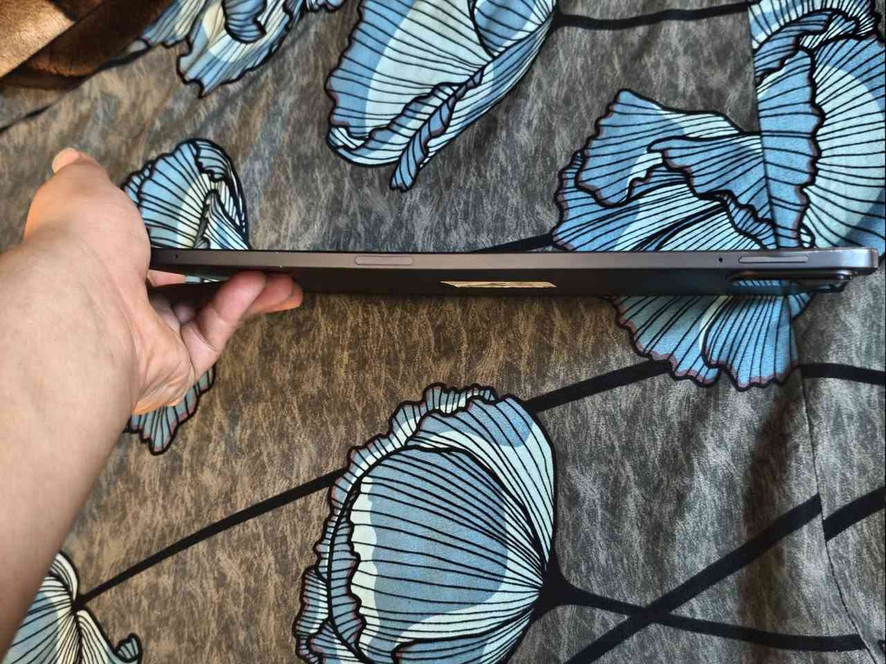 السلام عليكم شباب، للبيع تابلت Xiaomi Pad 6S Pro، النسخة القوية جداً.  تنبيه هام جداً: الجهاز كما موضح في الصور المرفقة، به كسور في الشاشة الأمامية (الزجاج الخارجي) وشطب واضح.  الملاحظة الأهم: الكسر في الزجاج الخارجي فقط، و الشاشة واللمس يعملان بالكامل وبكفاءة 100%. لا يوجد أي تأثير على الأداء أو وضوح العرض، واللمس ممتاز في كل مكان.  أهم المواصفات (الأداء جبار): المعالج: Snapdragon 8 Gen 2 الأسطوري (يشغل كل الألعاب بأعلى فريمات وبدون لاغ). الشاشة: عملاقة 12.4 إنش بدقة 3K وتردد 144Hz (الجودة خيالية). الشحن: شحن سريع جداً 120 واط. الذاكرة: [ 512GB/16GB] غيغا. الملحقات:  الجهاز فقط  مع الكرتونة  الجهاز كامل مكمل من حيث الأداء، الكسر لا يؤثر على العمل ولكنه موضح للأمانة. البيع على حالة الجهاز كما في الصور.  السعر: [500 الف دينار عراقي] دينار عراقي ( أو بيه مجال ).  للتواصل: ا الاتصال على الرقم: [***********]. جهاز مواصفات قوية جداً بسعر مناسب 
[العنوان زيونه شارع دار الأزياء العراقيه قرب مكتبه اكد]
