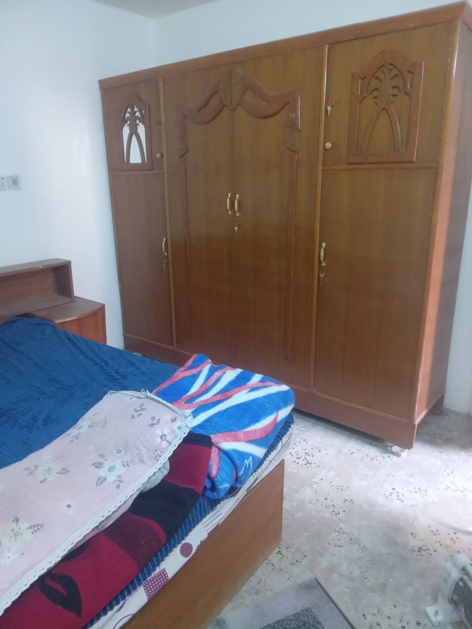 السلام عليكم.
غرفة صاج أربعة أبواب طابق واحد مع جرباية للبيع بسعر 300الف .الموقع الرسالة الاولى .للاتصال ***********
