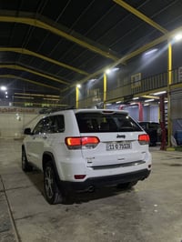 جيب خليجي ٢٠٢١ ابيض مكفوله عدا طعجه  صغيره باب خلفي ماشيه  ٨٠ الف ميل ...