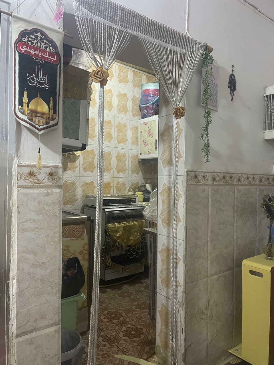 السلام عليكم بيت للبيع في كربلاء  زراعي اقرار محكمة ٢٥ بي قرار المساحة ٥٠ متر طابقين  الطابق الأرضي بي غرفة وصالة ومطبخ وحمام وتواليت والطابق الثاني بي غرفة وصالة وحمام مشترك وسطح بيت جاهز للسكن ونظيف وجميع الخدمات ومنطقة مخدومة مجاري ماي كهرباء الموقع قنطرة السلام شارع البرج مقابيل مجمع وارث وجسر المشاية الجديد شارع الزوار كل قريب عليه وقريب على المدرسي وبقية المناطق وقريب على الامام  سعره كلش مناسب للاستفسار الاتصال على الرقم هذا /***********
