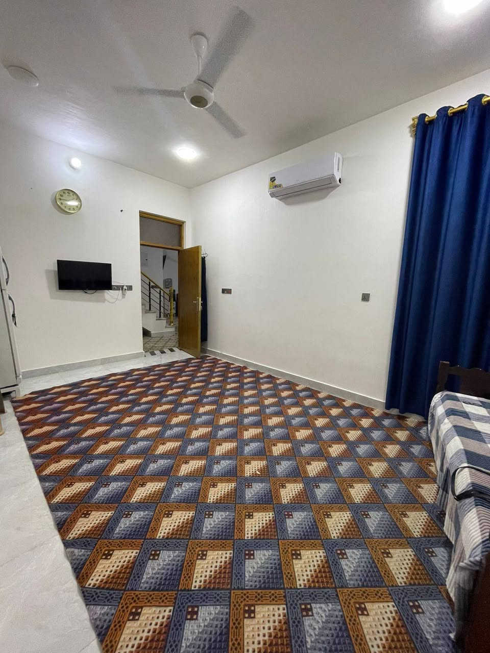 بيت للبيع بالعزيزيه الشهداء والمساحة ٢٥٠
الوجيه ١٢ ونص 
والنزال ٢٠
يحتوي على خمس غرف نوم 
وصاله ٢
وحمام٢
ومطبخ
ومدخل +استقبال 
مع منور ٢
للاتصال
***********
