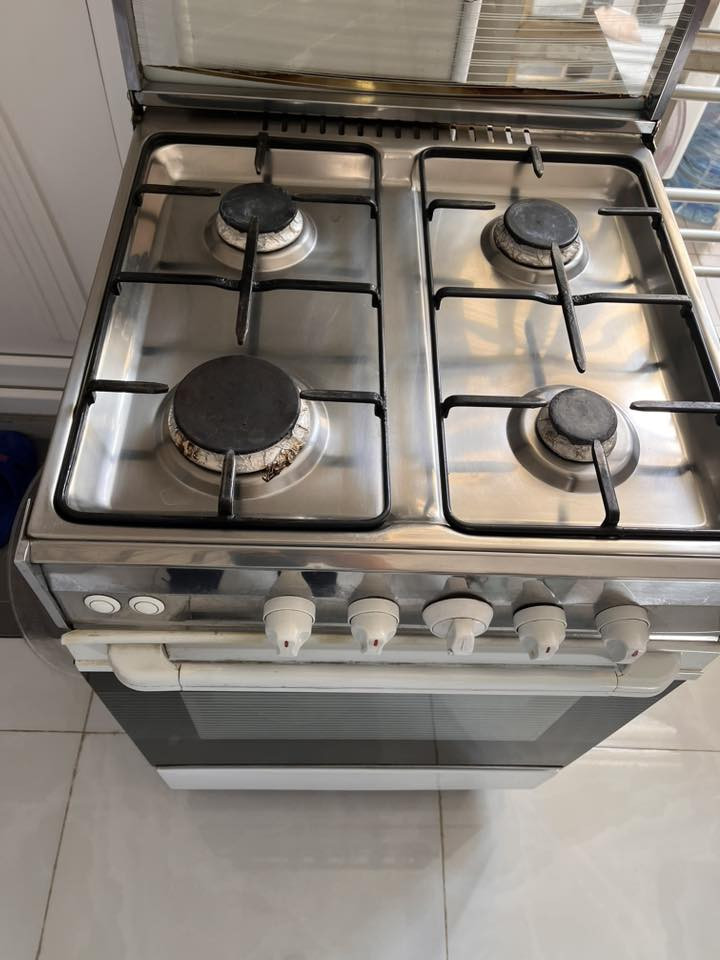 سلام عليكم للبيع طباخ نظيف جدا شغال وفرنه شغال 💯وشازلونه *********** موجود واتساب
