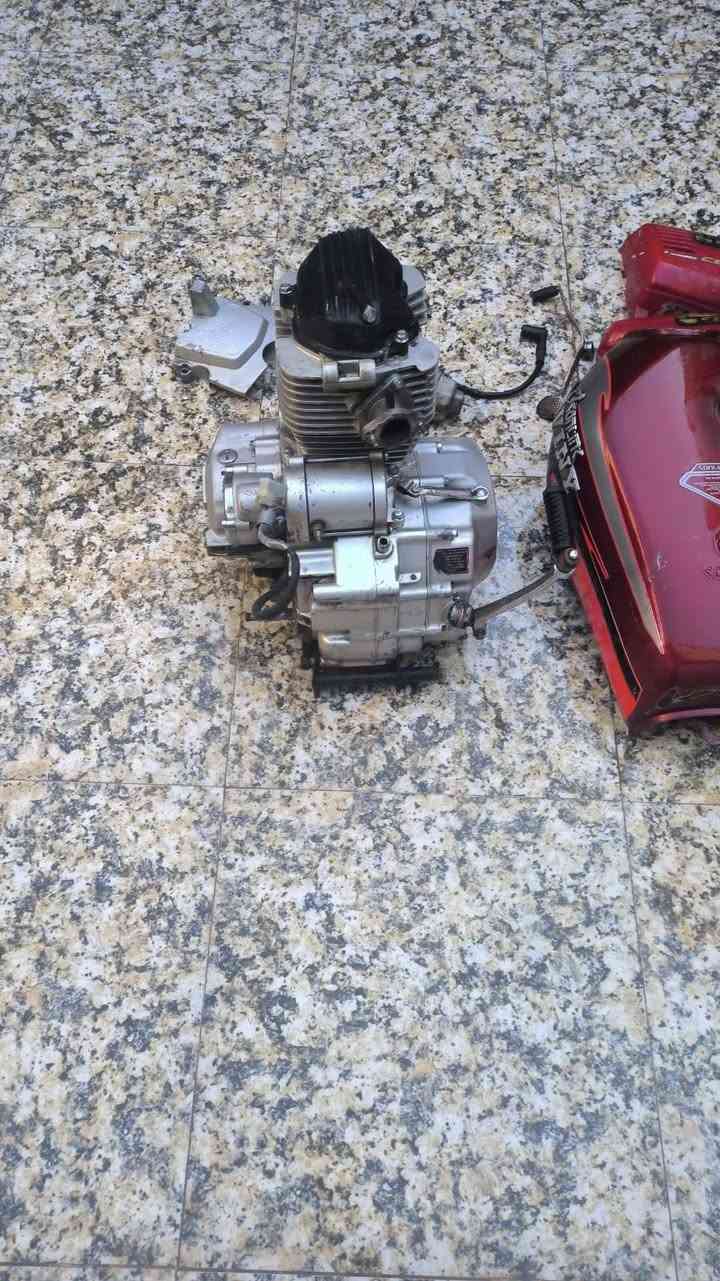 محرك دراجة ام تي ار MTR  150  مع كابريتر مجفتة مرة واحدة بسعر مناسب..انا مكلف بالنشر الاتصال على الرقم ***********
