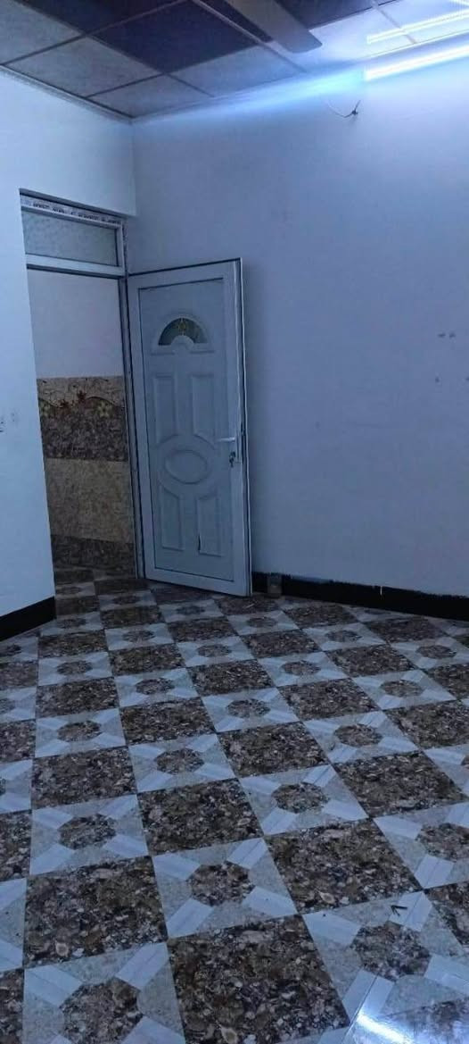 دار للاجار حي الانتصار شارع 15الي رايح ع مدرسة ناضم الطبقچلي مساحة البيت 110متر غرفة نوم وهول واستقبال ومطبخ ومشتملات وبيتونه فول البيت اتصل بدل الاجار 200الف قفل قفل *********** وتساب 
***********
