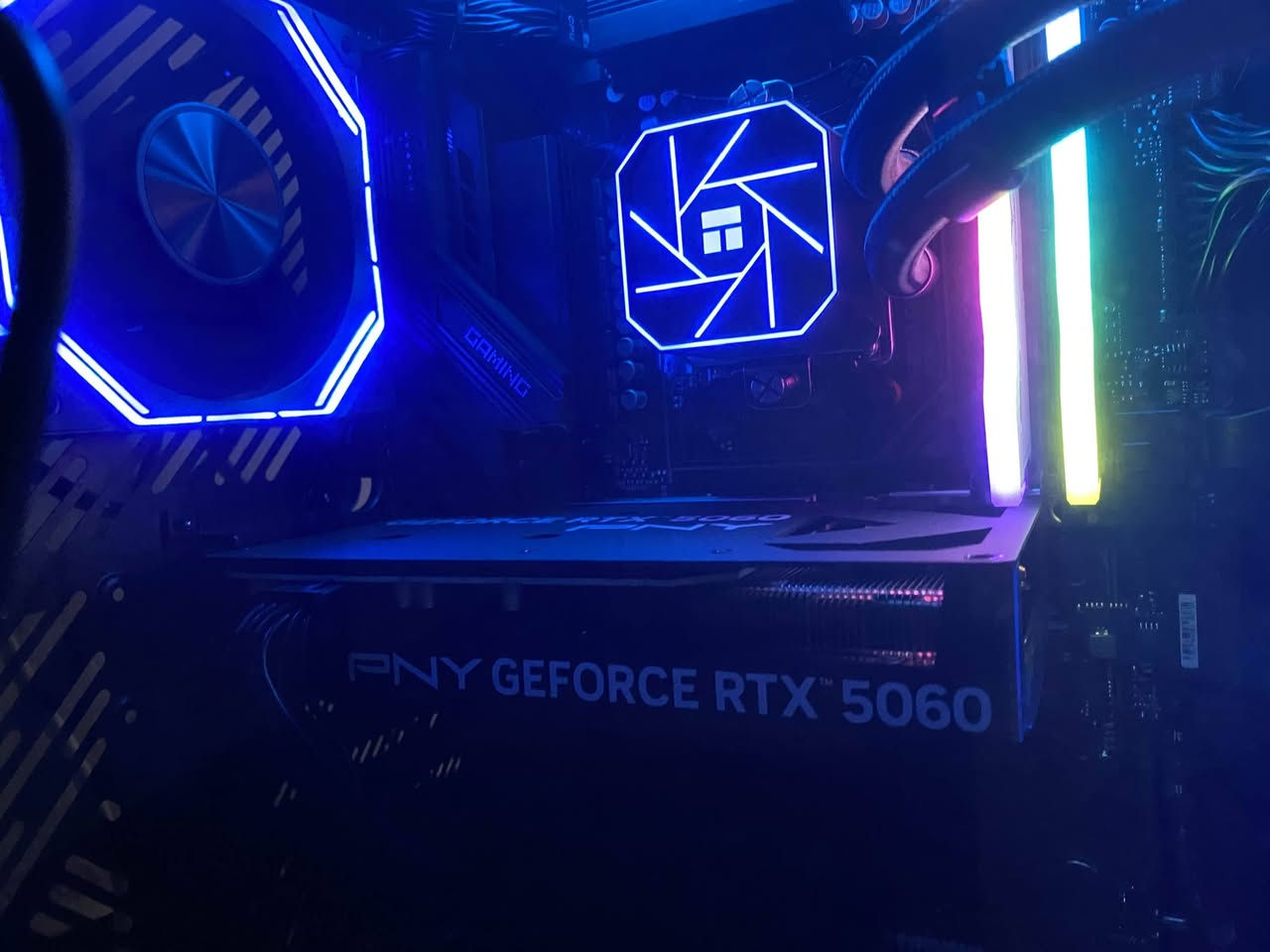 Processor -AMD Ryzen" 7 7800X3D Desktop
 
Processor Try Motherboard- Gigabyte B850

 GAMING WIFIó, Motherboard • Graphics Card - PNY GeForce RTX" 5060 8GB Dual Fan

 Memory - TEAMGROUP T-Force Delta RGB DDR5 Ram 32GB (2x16GB) 6009MHz CL38

 SSD - WD Blue SN5000 1TB, 5150MB/s M.2

 NVME, PCle 4 Power Supply -Segotep BN750W 750W Bronze 80+ Non Modular, PCIE

 Cooling System -Thermalright Aqua Elite 360 V3 Liquid CPU Cooler - 

Black 'Case- DarkFlash DY470 Mid Tower Case - Black
 Gift - Windows 11 Pro Original License Key 
رايده ب 1,800,000 وبيه مجال 
راسلوني واتساب أو ماسنجر 
هذا رقمي ***********
