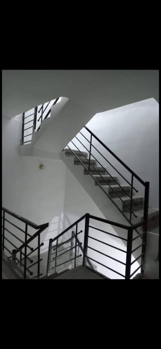 السلام عليكم
 بيت للايجار ٥٠ متر طابقين السريدات بدايه المربع الثاني ***********
***********
