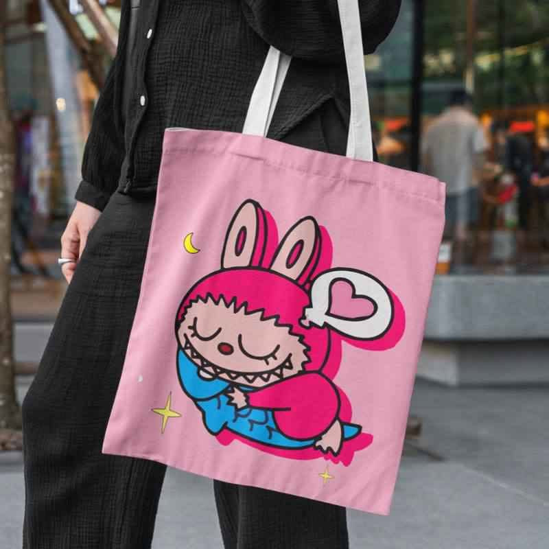 👛حقيبة كتف لابوبو الجديدة 👛
شنطة قماش غير رسمية بطابع كيوت وعصري، تناسب كل يوم سواء للطلعات، الشوبنغ أو حتى الاستخدام اليومي 💖

🧸 تصميم مستوحى من شخصية Labubu اللطيفة، مع 9 رسومات مختلفة تعطيها شكل ممتع ومميز 😍🎀

📏 المقاس:
الارتفاع: 38 سم 📐
العرض: 30 سم 📐

💼 مناسبة لـ:
• الطلعات اليومية 🚶‍♀️
• المكياج ومستحضراتك 💄
• أغراض البيبي 👶
• الشوبنغ والتسوق 🛍️
• الاستخدام المدرسي أو الجامعي 📚
✔️ قماش قوي وخفيف بنفس الوقت
✔️ مساحة واسعة وترتيب عملي للأغراض
✔️ تصميم كيوت يناسب البنات بكل الأعمار
✔️ سهلة الحمل ومريحة على الكتف
💫 شنطة تجمع بين الكيوت والعملية… خفيفة، مرتبة وتكفي كل احتياجاتك اليومية بدون تعب

سعر القطعة خاص 
🚘يوجد خدمة توصيل لجميع محافظات العراق ٤ الاف🚘 بغداد, العراق


**إذا كنت صاحب هذا الإعلان وتريد حذفه لأي سبب، رجاءا أرسل رسالة إلى الدعم الفني**