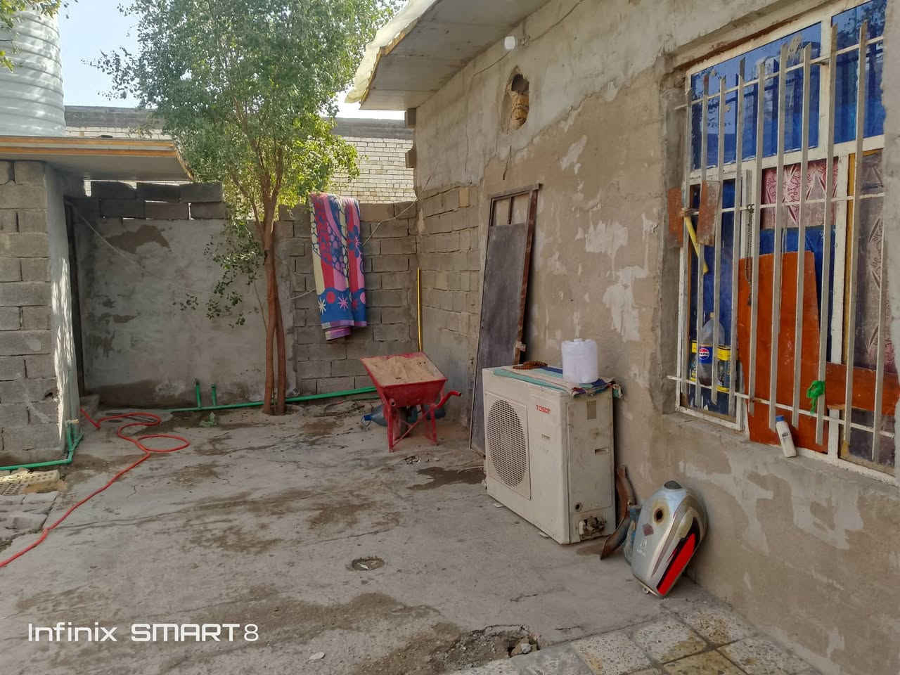 بيت في مطقت الحميديه بشارع مدارس تبليط مجاري كهرباء كامله خدمات مساحت لبيت ٢٠٠متر سكف ماله سندويش سعر لبيت ٢٥ وبيه مجال متواجد غلخط فقط رقمي ***********ابوعباس
