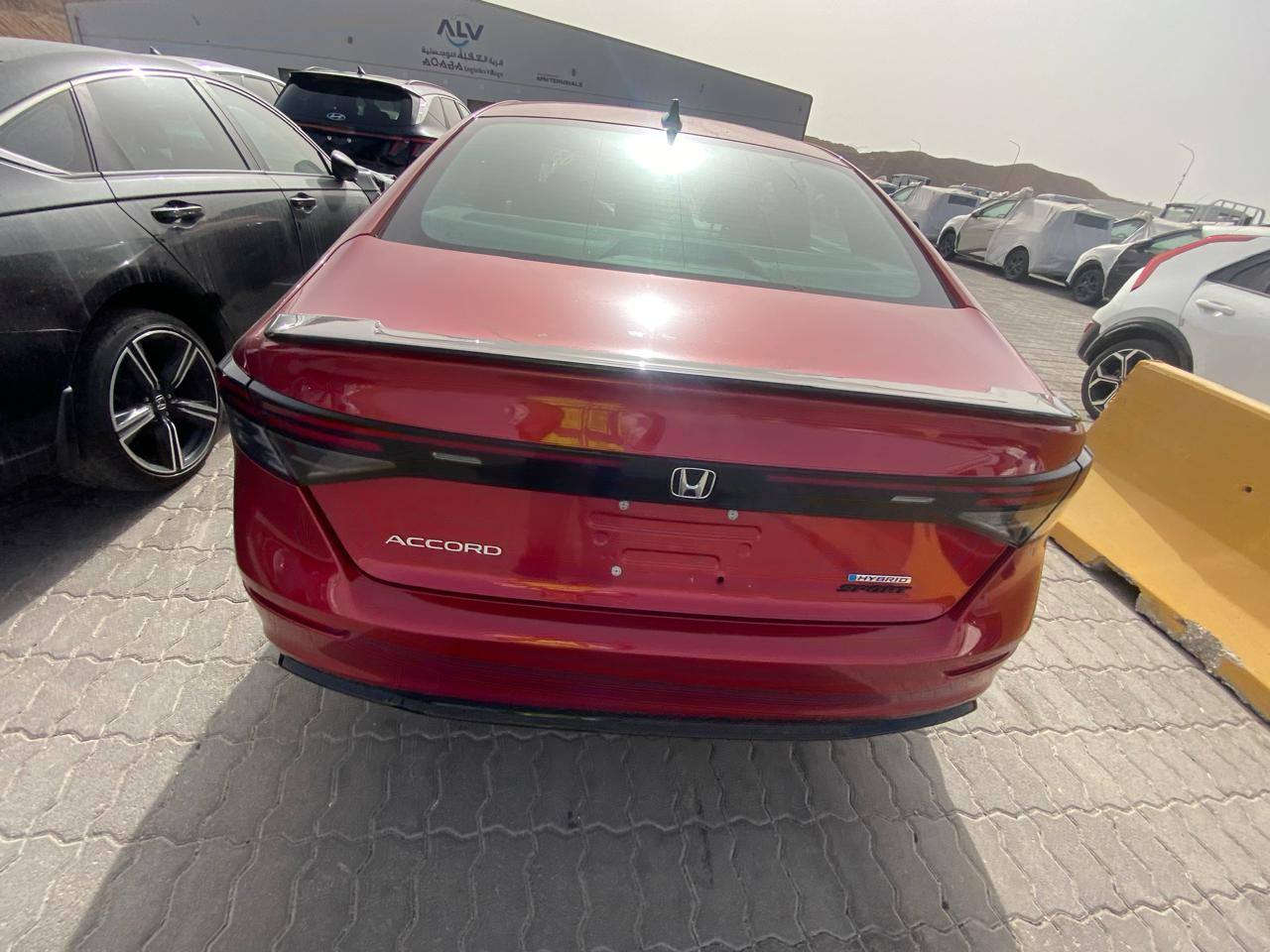 السلام عليكم هوندا اكورد موديل ٢٠٢٤ L ماشيه ٢٣ واصله الحره على وضعه
ضرره جدا بسيط اي دواخل مبيه 
السياره تعمل وتسير بدون ايرباك او اي دواخل السياره جديده السعر 155$ قفل بالحره حاليا  ***********
