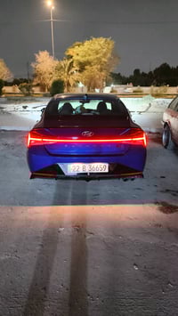 سيارة هيونداي إلنترا موديل حديث للبيع، اللون أزرق غامق وحالة البدن ممت...