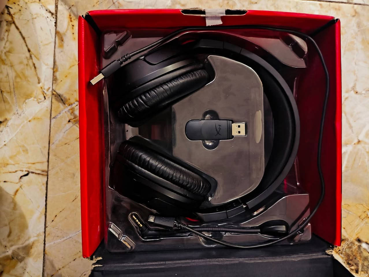 سماعة HYPERX Wireless Open Box كامل ملحقات نضيفة جداً استعمال بسيط السعر 40 الف وبيها مجال 
الموقع بغداد الاسكان شارع 14 رمضان 
للتواصل واتساب الرقم ***********
