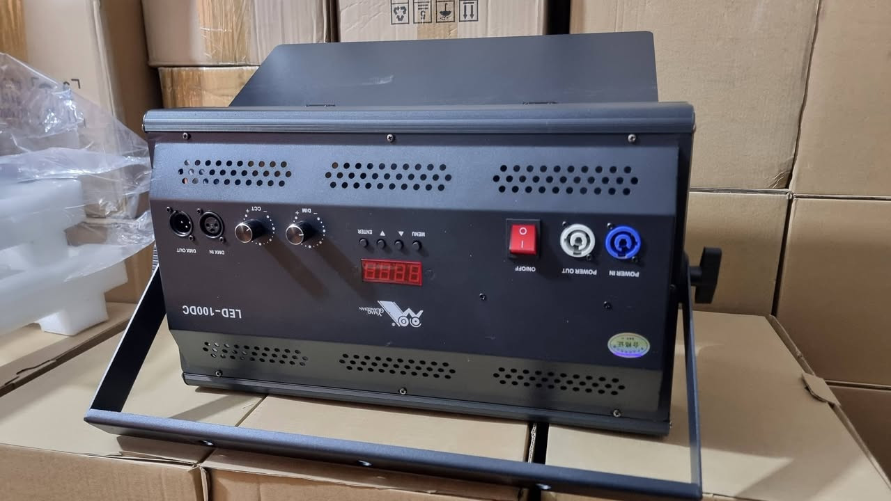 السعر 150 الف 
اضاءة فديو  مستمرة 200 واط من شركة YSKE
باي كلر شمسي ابيض ثلجي  تحكم كلفن تحكم بقوة الاضاءة 
شاشة كبيرة فانات تبريد عدد ٢ صامت  تحكم تطبيق موبايل جديد متوفر توصيل


**إذا كنت صاحب هذا الإعلان وتريد حذفه لأي سبب، رجاءا أرسل رسالة إلى الدعم الفني**