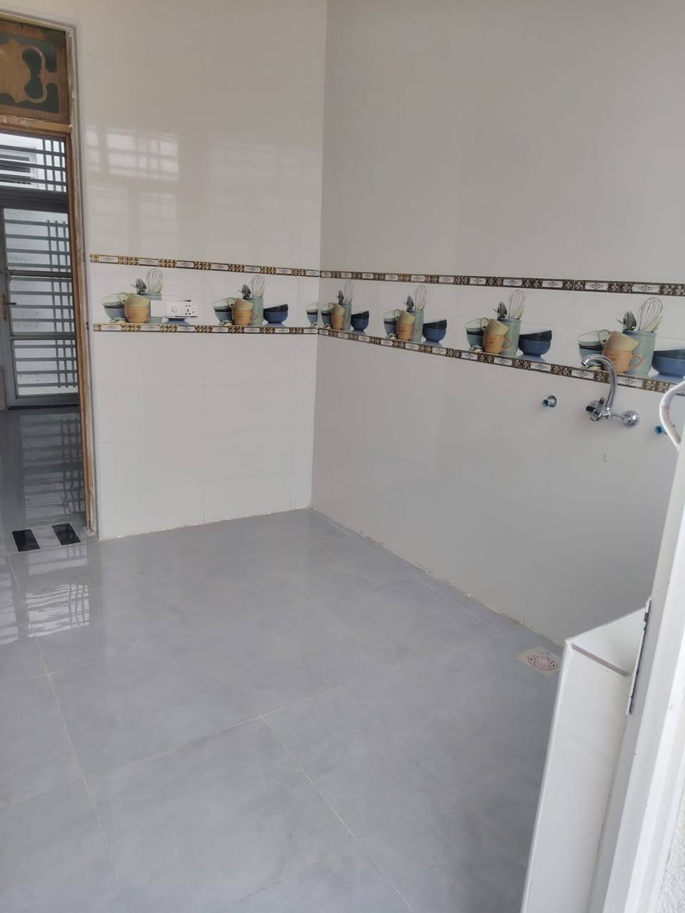 السلام عليكم 
بيت للأيجار 
الموقع /القاسم حي الوحدة 
بناء حديث غير مسكون 
طابقين متكون من غرفتين ومجمع صحي حمام داخلي وحمام خارجي  وصالتين وأستقبال ومطبخ 
مثل ماموضح بالصور 
للاستفسار على رقم ***********
