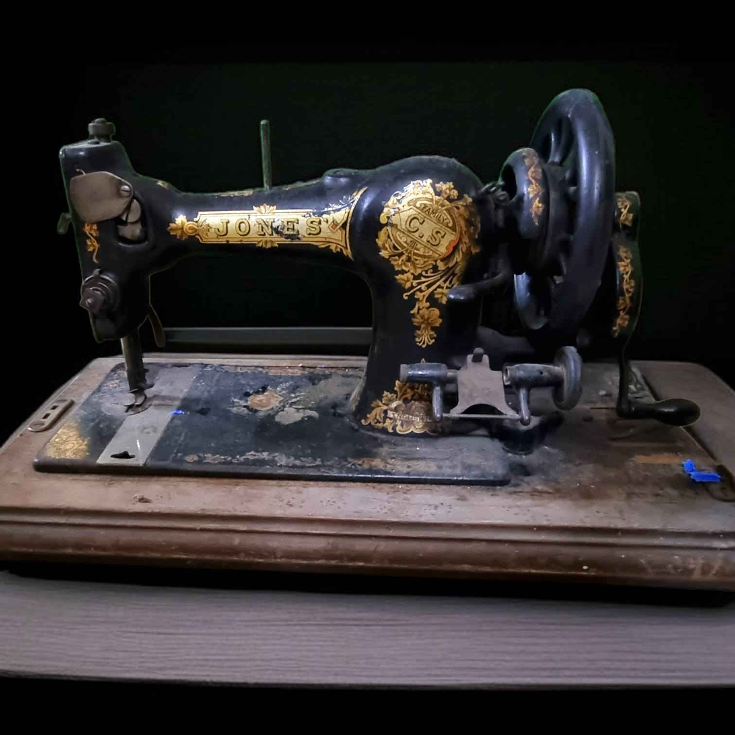 لدي 3 منها، كلها مجرد للعرض فقط، غير عاملة، قديمة 🕰️، واحدة مع علبة 📦، واحدة بدون علبة، وعلبة واحدة مكسورة شوي 😕.
سأبيعها كلها، 
واحدة 99$ مع العلبة  💰📦، 
واحدة 89$ مع العلبة المكسورة 💸🛠️، واحدة 79$ بدون علبة 🆓.

رقمي، اني موجود باسليمانية
مقابل محكمة قديمة 🤍
واتصاب : 
0774 010 4374
موجود توصیل الی باب بیتک..
توصیل مجاني لمن يأخذ المنتج، 
لمن لا يريد المنتج التوصيل 7 الف فقط 🙂
