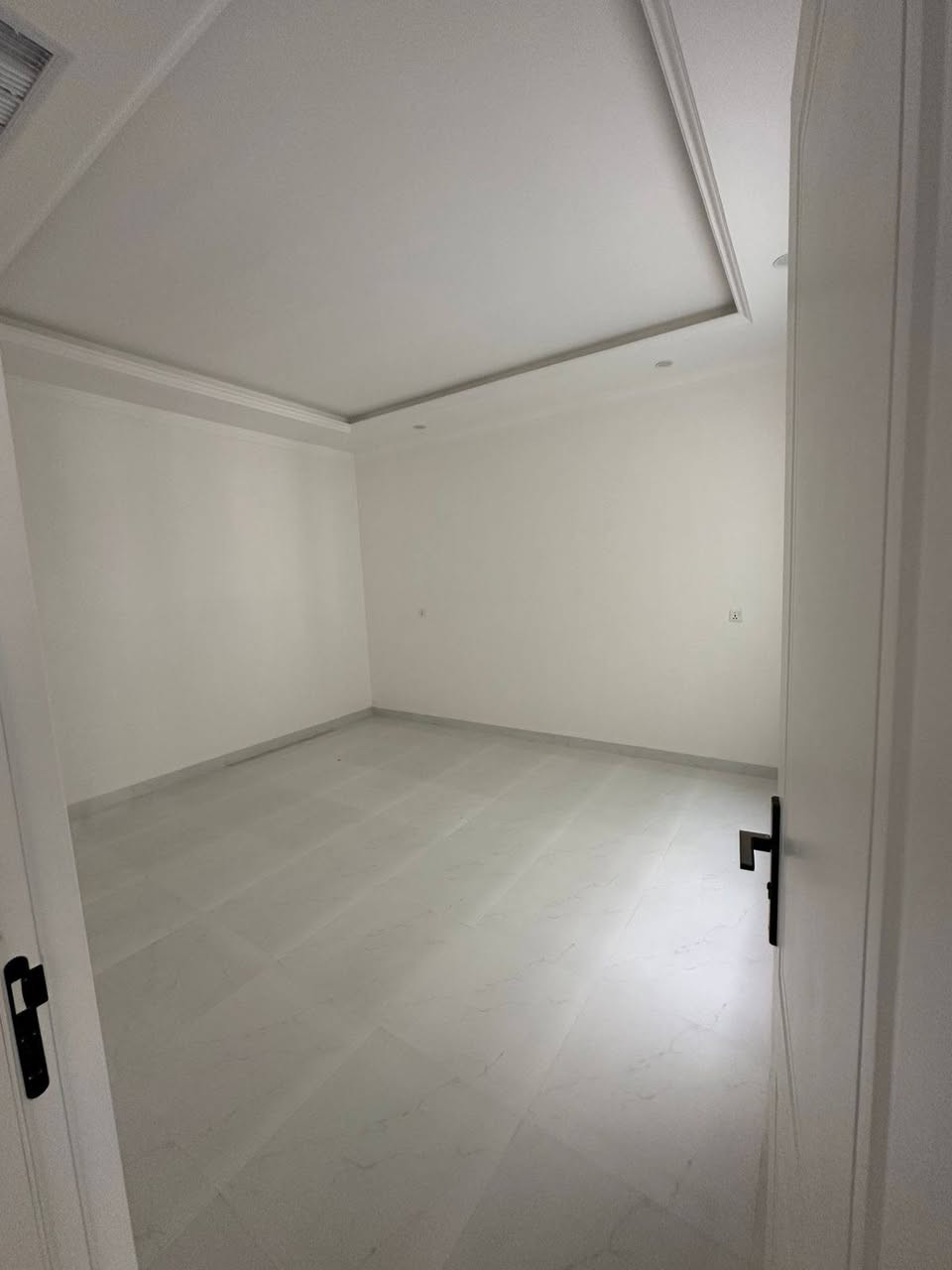 للبيع بيت vip مميز جدآ في اربيل منطقه 32بارك من ارقى مناطق اربيل وفي المربع الذهبي يعني انت تسكن بارقى منطقه بسعر مناسب
البيت طابو صرف يسجل باسم اي شخص عنده جنسيه عراقيه
البيت واجهه مرمر ارضيه بورسلين نقوش مغربيه بلاضافة دكتات على كل بيت 
شبابيك البيت طبقتين عازله حراره واتربه
البيت مساحه 250متر
5غرف نوم 3غرف ماستر
مطبخ حار وبارد
واستقبال منعزل وهول داخلي
البيت صفر مامسكون ولا لحظه وجاهز للسكن 
للاستفسار عن سعر ارسل تعليق وتدلل او مراسلتنا على ارقام
*********** أربيل, العراق
