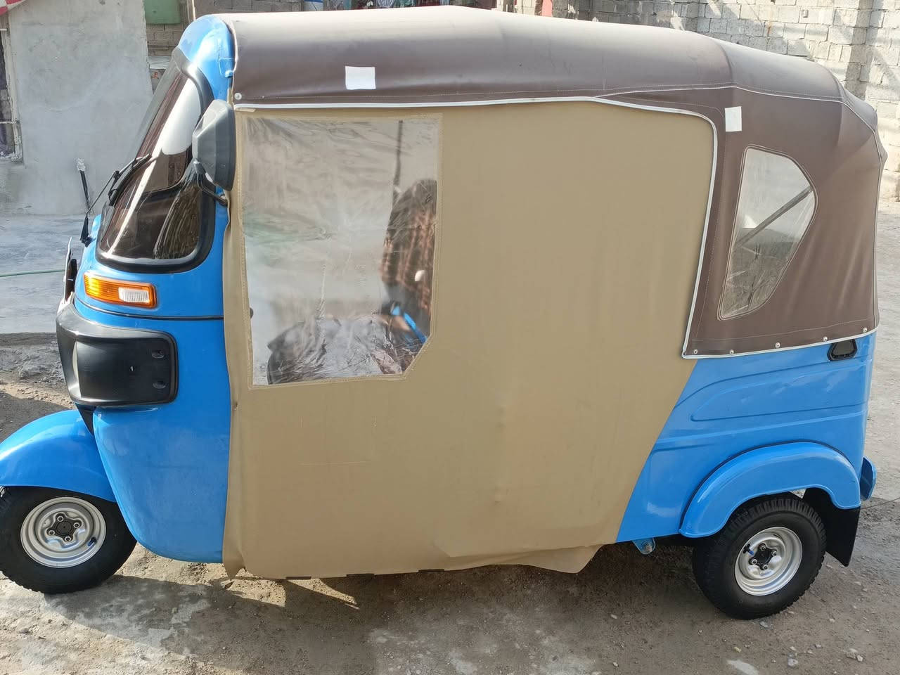 السلام عليكم تكتك موديل 2021 المكان بغداد الشعله 
تكتك جاهزه قطرة خياس ماكو رقم نكليزي سنويه لل 2030 
داخله هزه قبل سبوع مكينه مجفته بس ما مشروكه  كهربائيات كله شغاله تخم تاير جديد السعر خاص ***********
