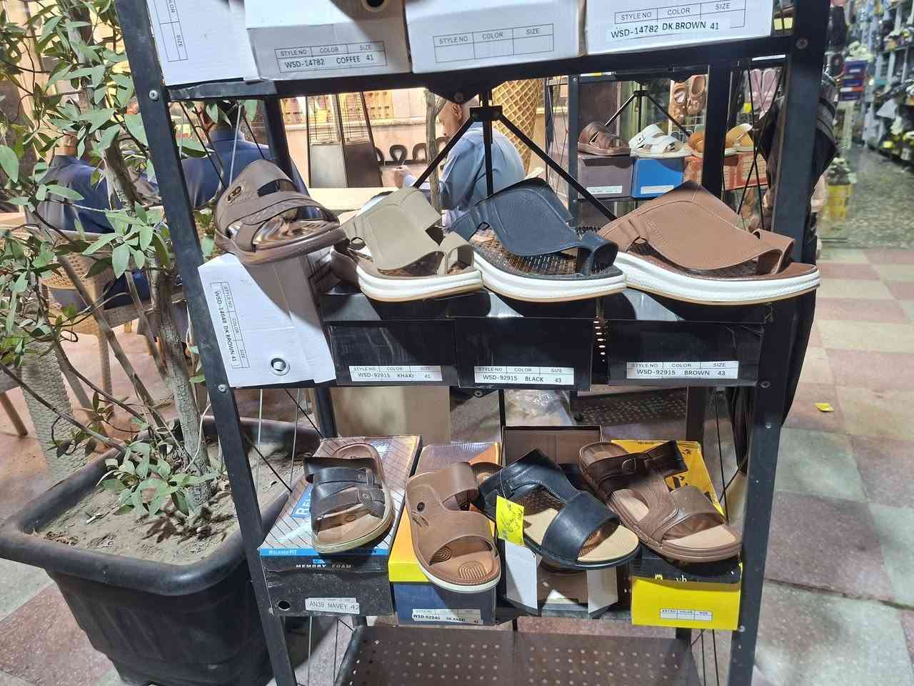 السلام عليكم تعلن احذية ابو انس موديلات اليوم الرجاليه والنسائي والاطفال ولاشحطات الرجاليه والنسائية ولاطفال ولاملابس الداخليه العنوان بسمايه مجاور زنود ست برهومي لاستفسار على الرقم ***********
