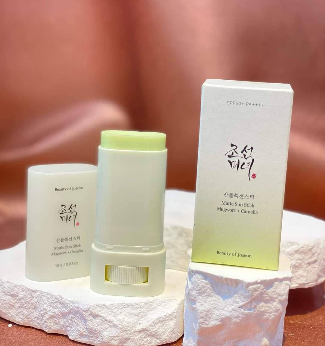 واقي شمس ستك من بيوتي اوف جوسون الكورية 🇰🇷🇰🇷
✅Beauty of Joseon

واقي شمسي شكل ستيك، بدون لمعة ، يمكن وضعه بسلاسة، يمكن إعادة وضعه فوق المكياج. يحتوي على مسحوق السيليكا الذي يتحكم في الدهون لتنظيم إنتاج الزيت. بالإضافة إلى ذلك، فهو مليء بمستخلصات الشاي الأخضر، مما يساهم في الحصول على ملمس ناعم للبشرة مع الحفاظ على ترطيبها.

✔️يوفر عصا الشمس المبتكرة هذه حماية واسعة الطيف ضد أشعة UVA و UVB الضارة مع توفير لمسة نهائية ناعمة. مع الخصائص المغذية لعشبة الموجورت والكاميليا ، ستبقى بشرتك محمية ر أو تتعرق أو تمسح وجهك.

✔️خالي من الكحول و العطور.

✔️واقي شمس ستك من بيوتي اوف جوسون .

✔️صُنع كريم الشمس غير اللامع وغير الدهني هذا بأستخدام مسحوق السيليكا للتحكم في إفراز الدهون على بشرتك وخلق إحساس ناعم ومرن .

✔️بالإضافة إلى ذلك استخدامه عملي ويمكن مسحه مباشرة على البشرة دون الحاجة لاي جهد مما يجعله خيارًا رائعًا لأي شخص .
ويمتاز بالفائدة الإضافية المتمثلة في تنظيم التحكم في الدهون مما يسمح لمكياجك بالبقاء طوال اليوم .

بلد التصنيع: كوريا🇰🇷🇰🇷
السعر خاص
🚘يوجد خدمة توصيل لجميع محافظات العراق ٤ الاف🚘


**إذا كنت صاحب هذا الإعلان وتريد حذفه لأي سبب، رجاءا أرسل رسالة إلى الدعم الفني**