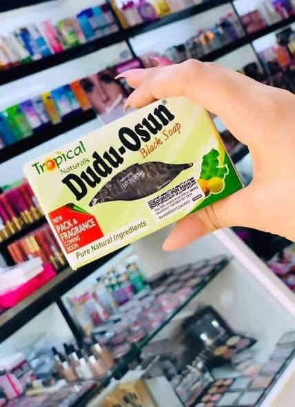 🛍 صابون دودو اوسن الافريقي...
👨‍🔬فوائدها:
🌷التخلص من حبوب الشباب 
🌷يساعد على ازالة تهيج البشرة
🌷ازالة البثور واثار الحبوب 
🌷مفيد لعلاج امراض الجلد
🌷يساعد على ازالة المكياج 
🌷تقليل التجاعيد وشد البشره
🌷تصفية البشره
مكونااتها الاساسيه....👇🏻👇🏻
مصنوعة من زبدة وكاكاو💥 والشيا والعسل🍯 الصبار 🌵الليمون🍋 زيت النخيل 💥مستمد من شجرة الموز والكاكاو  وكثير من الاعشاب المفيدة💁🏻‍♀
الأصليه للبشره ✔
 صناعه يدويه  
 صابون الدودو الافريقي للشد والبياض والصفاء ✨✨✨
يساعد على ازالة تهيج البشرة  ويخفف من
الحكة والطفح الجلدي
مناسب لجميع انواع البشرة:
يمكن استخدام الصابون الاسود لعلاج المشاكل على جميع انواع البشرة بما في ذلك الجلود الجافه والخشنه والزيتيه والمعتدله.
مفيد لعلاج امراض الجلد و يعتبر الصابون الاسود مفيدا جدا للحد من المضايقات التي ترتبط مع الامراض الجلدية مثل الصدفيه

💎سعر القطعة 3 الاف
قطعتين 5 الاف
للحجز والاستفسار مراسلة الصفحة او مراسلة هذا الرقم 👇🏻
*********** واتساب 
🚘 متوفر خدمة توصيل لجميع محافظات العراق 🚘
