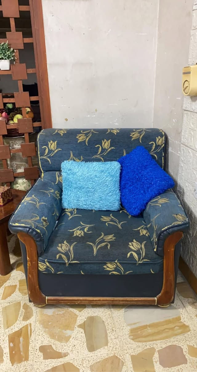 تخم للبيع مستعمل 10 مقاعد تكمه ثقيل سعر 250 الف 
بغداد الكرخ
***********
