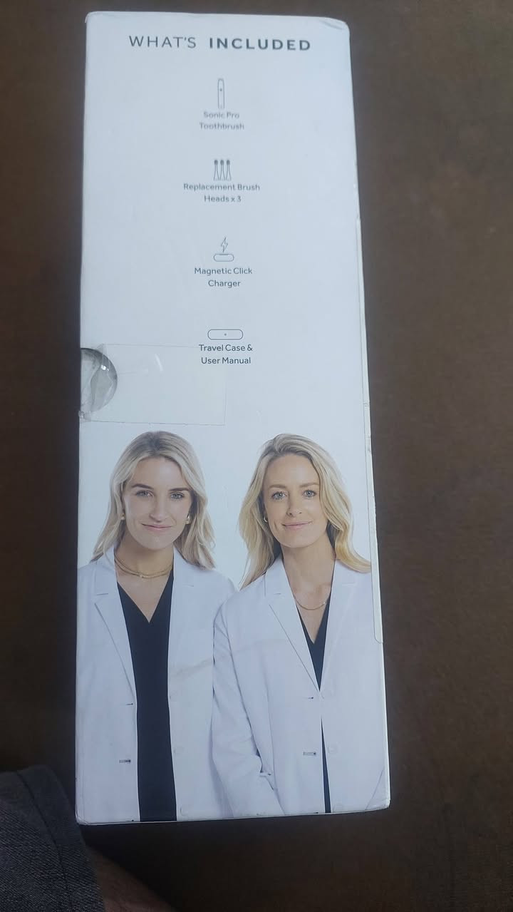 السلام عليكم من رخصة الأدمن عندي هاي القطعه فرشة أسنان اصليه
فرشاة أسنان Spotlight Oral Care Sonic Pro الأصلية (جديدة بالكرتون) - إصدار أطباء الأسنان

نص الإعلان:

للبيع فرشاة الأسنان الكهربائية الاحترافية Spotlight Sonic Pro (الإصدار الأحدث والأقوى)، ماركة أيرلندية عالمية معروفة. الجهاز جديد تماماً وغير مستعمل (بالباكيت)، ممتاز كهدية أو للاستخدام الشخصي للي يبحث عن نظافة بمستوى عيادة الأسنان.

مميزات الجهاز:

تقنية السونيك المتقدمة: 50,000 حركة بالدقيقة (تنظيف أعمق 9 مرات من الفرشاة العادية).

4 أنظمة تنظيف: (تبييض، تلميع، تنظيف عميق، وللأسنان الحساسة).

حماية اللثة: حساس ضغط ذكي ينبهك إذا ضغطت بقوة حتى يحمي المينا واللثة.

بطارية عملاقة: الشحنة الواحدة تكفي لمدة 70 يوم (أكثر من شهرين!).

مؤقت ذكي: يساعدك تخلص التنظيف بالوقت المثالي (دقيقتين).

محتويات العلبة كاملة:

جهاز الفرشاة (لون أبيض ثلجي Pure White).

3 رؤوس فرشاة أصلية (تكفيك لفترة طويلة).

حقيبة سفر أنيقة وقوية.

قاعدة شحن مغناطيسية مع كابل USB-C.

السعر المطلوب: [ 175,000 الف]
ملاحظة: السعر في المواقع في العراق 456000 الف 

المكان: [بغداد الزعفرانيه ]


**إذا كنت صاحب هذا الإعلان وتريد حذفه لأي سبب، رجاءا أرسل رسالة إلى الدعم الفني**