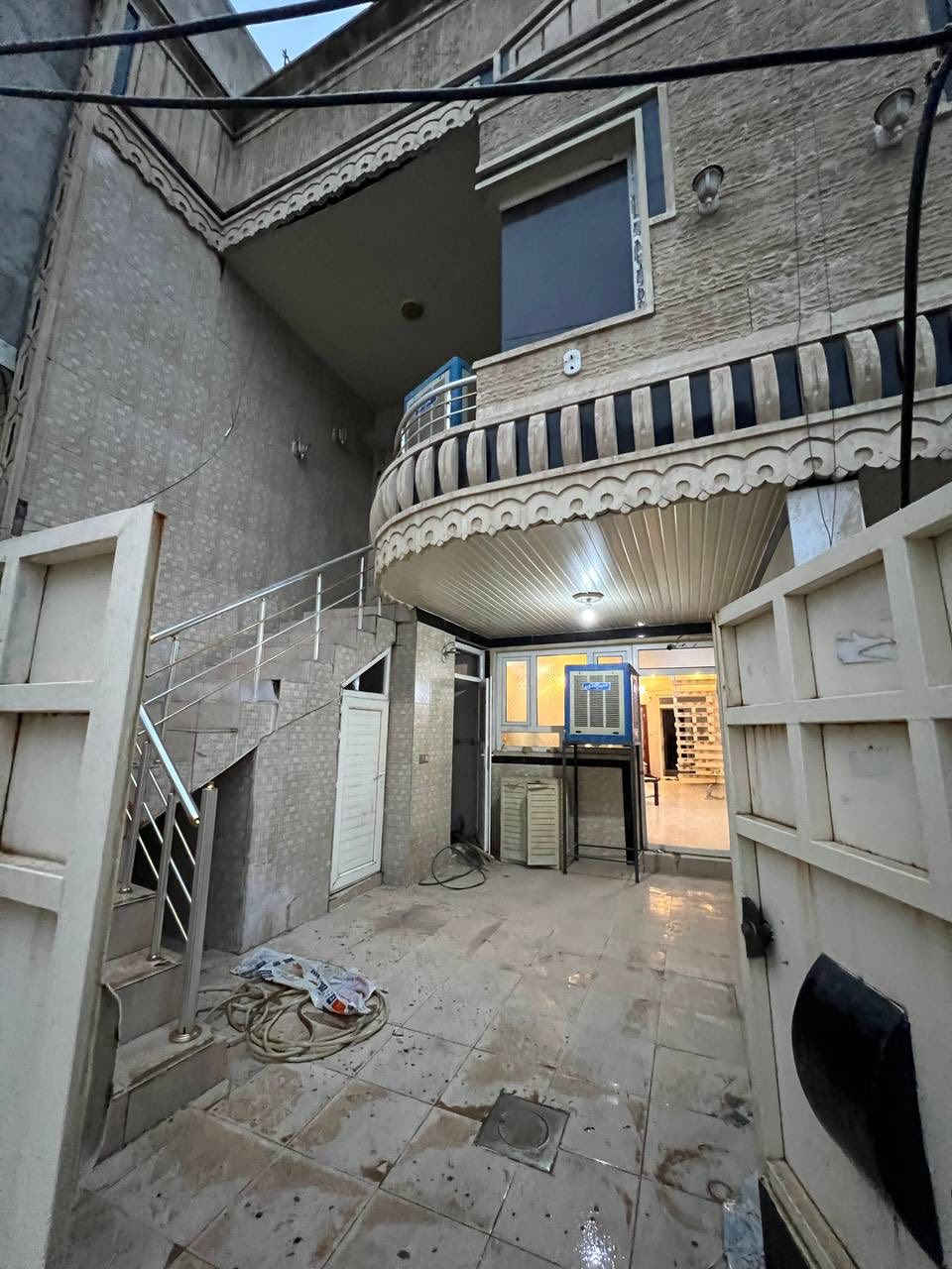 للبيع بيت ١٠٠ متر
٣ غرف نوم وصاله و مطبخ و صحيات داخليه و خارجيه وكراج سياره وحده و درج خارجي 
العنوان اربيل حي كويستان قرب بارك البيشمركه 
السعر ١١ دفتر و بي مجال 
***********
