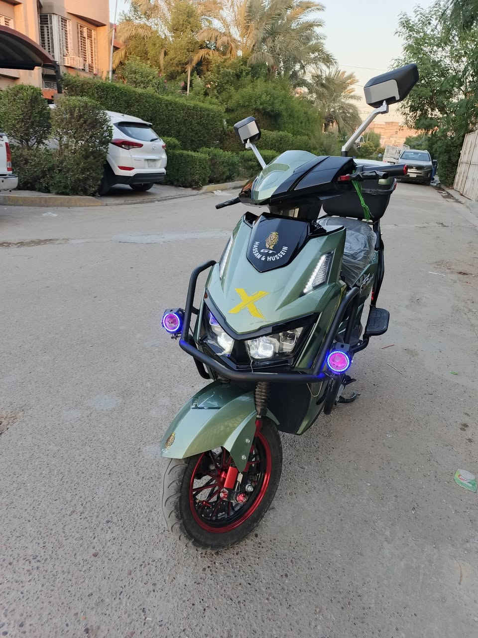🔴 للبيع دراجة شحن سكنس مُدرّعة 2025 – شبه جديدة 🔴
📌 المدة: 4 أشهر 
📌 الدراجه بعدها وكاله ومماشيه 
📌 دراجة سريعة ونظيفة وما بيها أي عيب
المواصفات:
⚡ القدرة: 3800 واط
🔋 بطارية: 38 أمبير
🔋 تحتوي على 6 باتري مسطره حجم كبير
🚀 السرعة الحقيقية: 85 إلى 90كم/س
🛣️ تمشي بالشحنة الواحدة: 75 إلى 80 كم بالسرعة طبيعيه وإذا سرعه أقل نمره 1 تمشي أكثر من 80 كم 
🔐 نظام تشغيل: بصمة عن بعد + ريموت + كرت عدد2 + مفتاح عدد2
🛑 قفل ستيرن + تنبيه ضد السرقة
🔁 رجوع للخلف R 
🔦 لد أمامي 
💡كشاف خلفي
نظام ABS 
🚦 دبل إشارة + كشاف خلفي وجانبي
🎯 مثبت سرعة
👁️ عدسة شيطان + وزنون
🛞 جنطة إضافية (صندوق خلفي) 
🔌 محولة أصلية سريعة شحن
💰 السعر المطلوب: 1,200,000 دينار
💬 قابل للتفاوض 
📍 المكان: بغداد – البلديات
📞 الاتصال / واتساب: ***********
