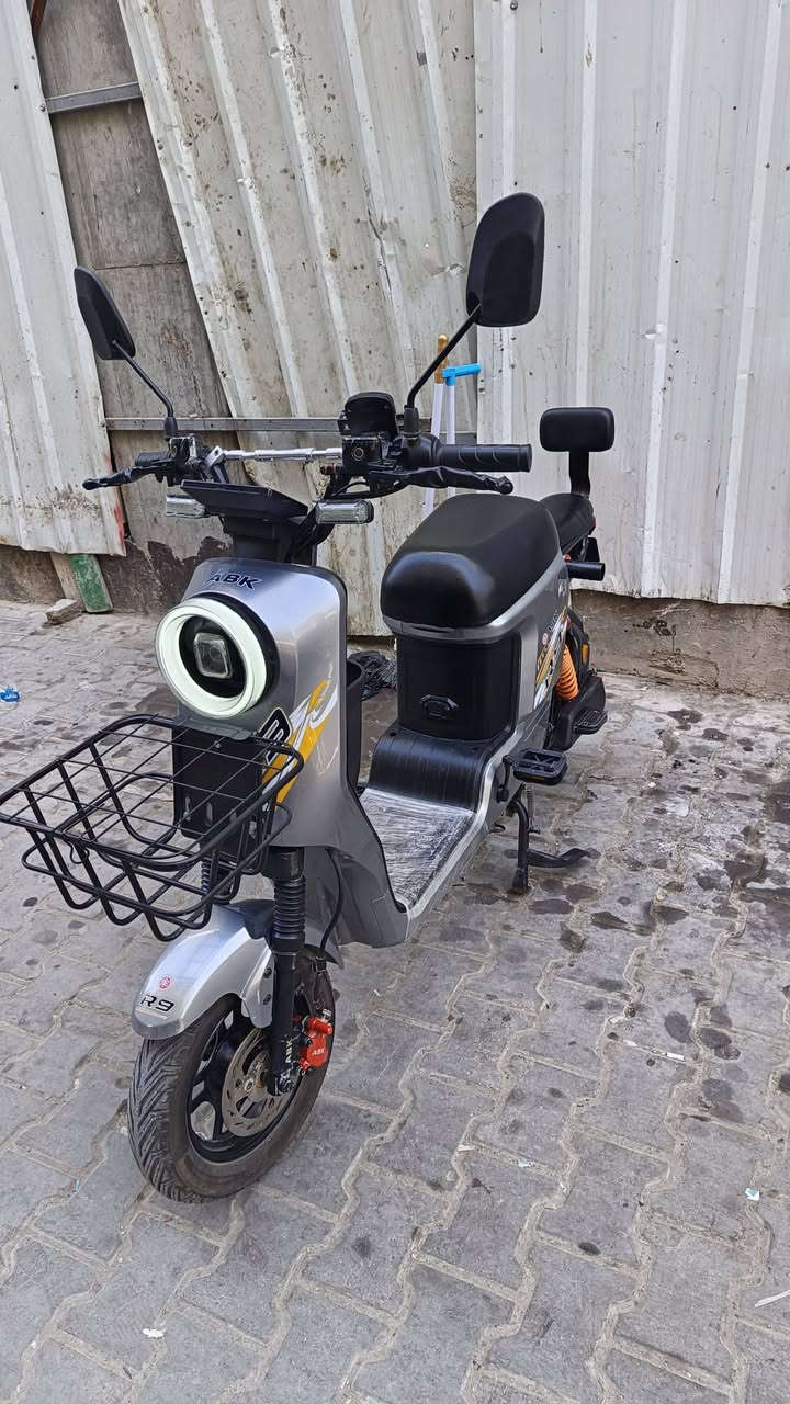 بايسكل R9 سبورت فأه جديده للبيع
مديل . 2026 .
لون مميز . اسمنتي طافي .
بطاريات 5 كبار  ولي جدد
كهربائياته كلها شغالا 
بايسكل سبور الفأجديده ما صالها صهرين من نزلت اول ما نزلت خذيته علا ايدي
السعر . 500 او بي مجال . 
العنوان . كربلاء .
الرقم . ***********
