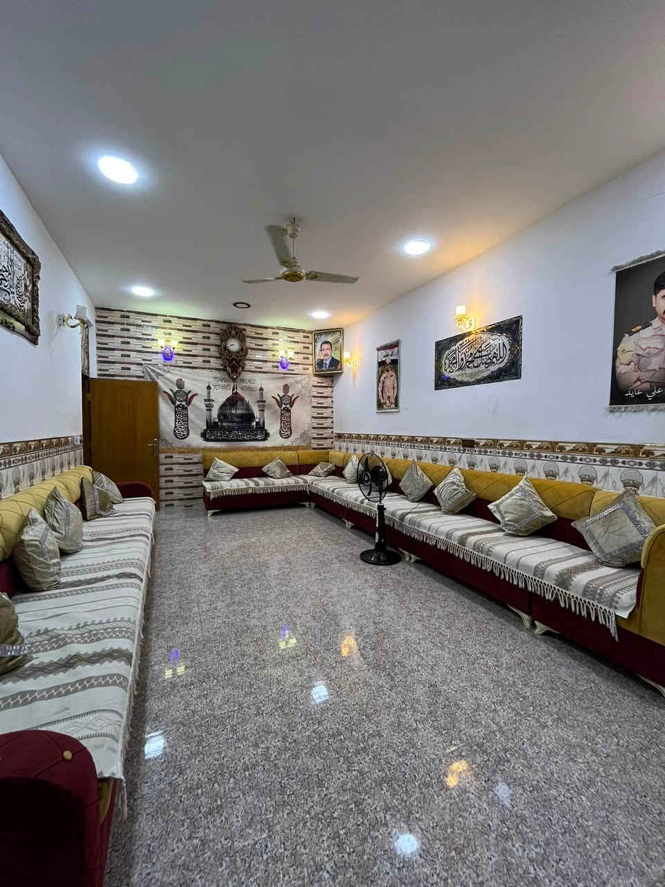 السلام عليكم دار سكن للبيع طابو زراعي باب الحارة مساحة 200م قريب من التبليط يحتوي على 2 غرف نوم وصالة كبيره واستقبال ومطبخ صحيات داخلية خارجيه طابق ثاني يحتوي على غرفة سويت كاملة مع الصحيات للاستفسار ***********
