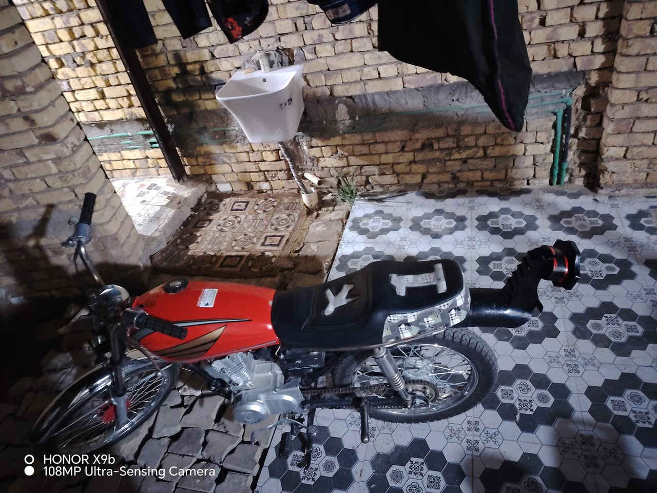 سلام عليكم بدون شاصي 
تعمير 25البيع 

محرك مبدل ولفات بس 

السعر 300وبيهن مجال 

كوت مركز المدينة 

***********بي وتساب
